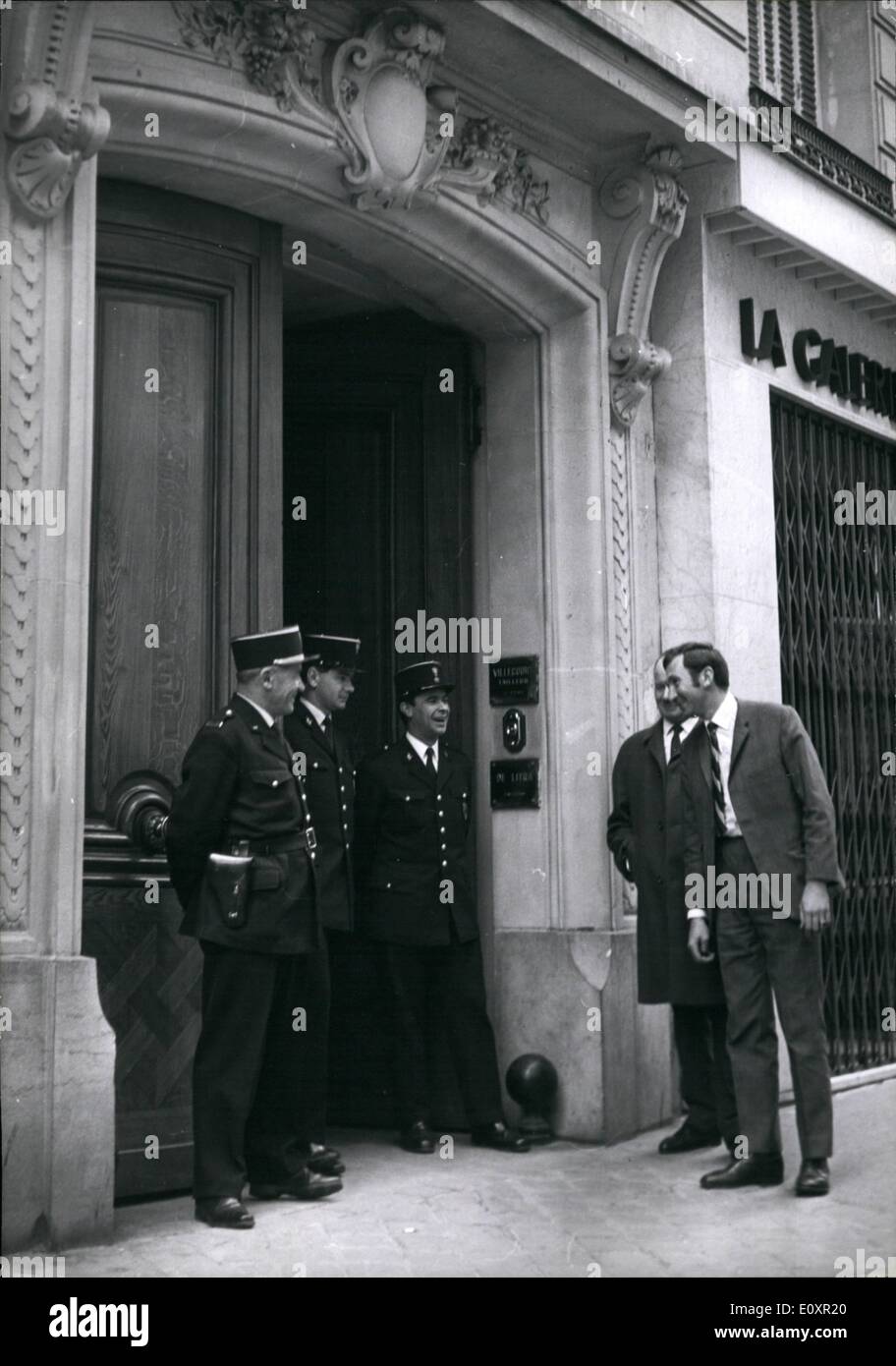 10. Oktober 1967 - Fake Bäcker 250 Millionen Franken Swindle: Eines der größten finanziellen Betrug seit Jahren von der Polizei von Paris neu entdeckt worden. Gefälschte Bankkaufmann, Pierre Travers, 64, an der Spitze der Schwindel, konnte fliehen, kurz bevor ein Haftbefehl gegen ihn erlassen wurde. Dank einer breiten ND effiziente Werbung induzierte er 5,000 Kunden Millionen im Wert von Gold mit seinem Unternehmen, an dem er 10 Prozent betrug die Steuer zahlte, einzuzahlen. Foto zeigt Pierre Travers Sitz in der Avenue Victor Hugo Paris bewacht von der Polizei. Stockfoto