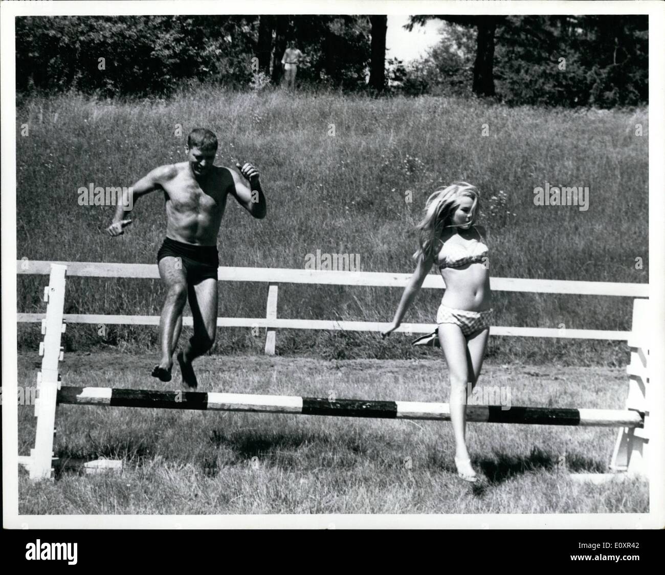 10. Oktober 1967 - ist springen Lancaster und springenden Janet Landgard denen Burt Lancaster ist jagen. Die Jagd ist einfach ein paar freundliche '' horsing'' während einer Szenenverlaufs aus der Verfilmung von John Cheevers Preis gewinnende Kurzgeschichte, '' The Swimmer,'' von Columbia Pictures veröffentlicht werden. Gefilmt in Farbe vor Ort in und um Westport, Connecticut, vertreten '' The Swimmer'' '' enorme künstlerische Herausforderung '' für Lancaster; Er wird in jeder Szene des Bildes angezeigt. Janice Rule Stars zusammen mit Lancaster in dem Film unter der Regie von Frank Perry und Co-produziert von Frank Perry und Roger H Stockfoto
