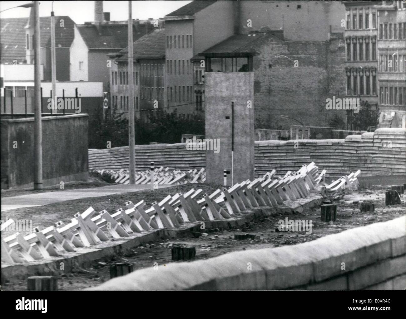 10. Oktober 1967 - The Face Of '' moderne Grenze '' In Berlin: Die '' modernen Grenze '' fand für die Häuser, die im östlichen Teil der Bernauer Straße in Berlin-Bezirk der Hochzeit Stand. Die Arbeiter auf der anderen Seite der Mauer werden ihre Arbeit in diesen Tagen beenden. Unter der bewachen Augen von schwer bewaffneten Soldaten haben einige Arbeiter an die Innenseite der '' neuen '' Wand malen weiß für ein besseres schießen-Licht in der Nacht. Auch geben weiße farbige Tank-Barrikaden der '' modernen Grenze '' einen freundlichen Blick Stockfoto