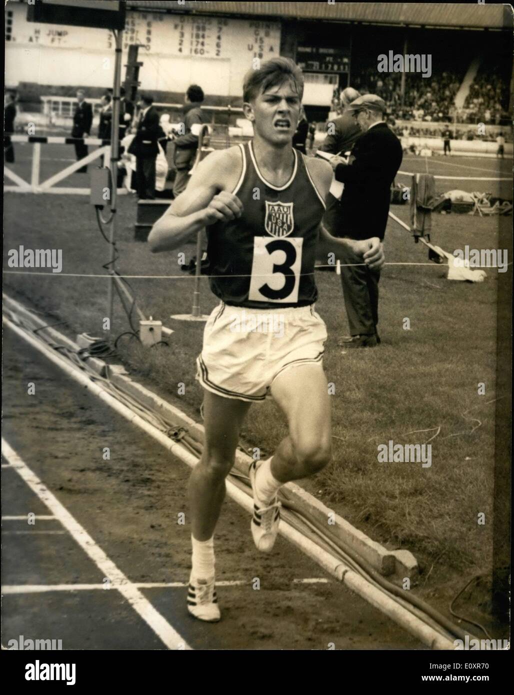 8. August 1967 - Großbritannien Versus Vereinigte Staaten von Amerika Athletic treffen in The White City Stadion - Foto zeigt:-Van Nelson (USA) sieht man heute die 10.000 Meter in der weißen Stadt zu gewinnen. WES/J. WES/801626 Stockfoto