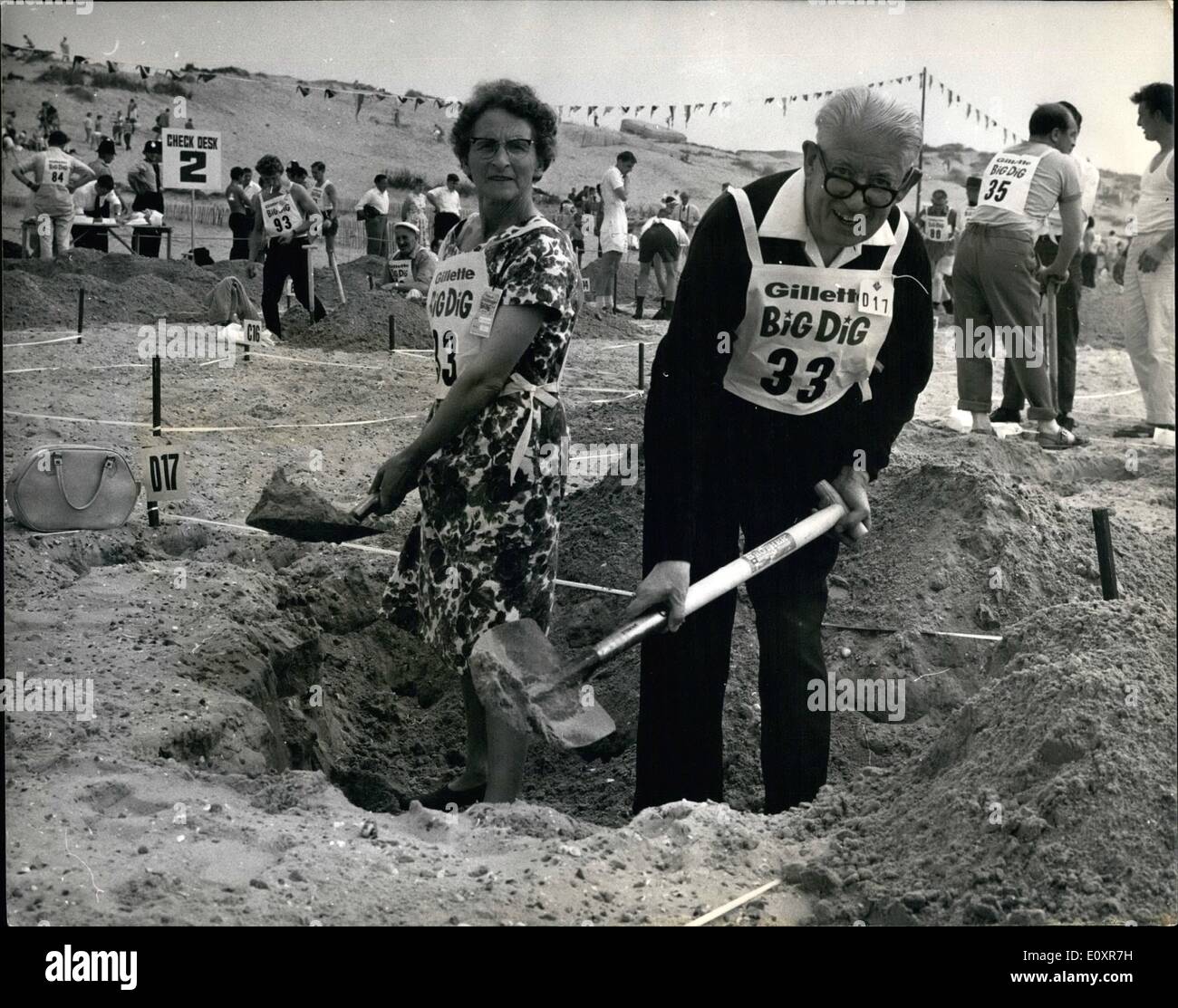 8. August 1967 - Bank die "Big Dig" Holiday Wettbewerb um 0,000 Wert der Preise in Camber Sands. Heute 100 Gewinner eines Wettbewerbs Gillette Super Silver nahmen Teil an einem "Big Dig" Wettbewerb in Camber Sands in der Nähe von Roggen 0,000 Wert der Preise, finden von a, 000 Silber Maserati Mistral, bis hin zu einem Brieftauben. Jeder Teilnehmer, waren begleitet von einem Assistenten ihrer Wahl, ausgestellt mit Schaufeln und zugeteilt durch Stimmzettel Grundstücke zu graben auf der zwei Hektar Sand, wo die Preise gestern Abend begraben worden waren. Jedes Grundstück Behälter entweder zwei oder drei Preise Stockfoto