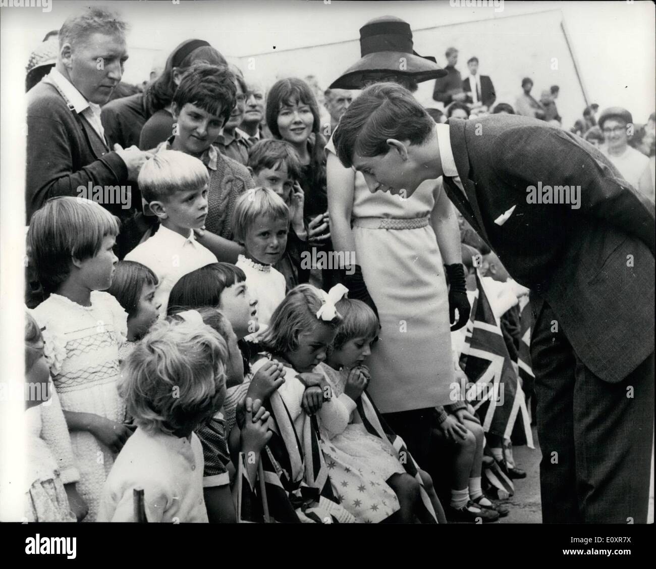 8. August 1967 - The Royal Family besuchen die Inseln Sizilien: der Königin, Prinz Phillip, begleitet von Prinz Charles und seine Schwester Prinzessin Anne, bezahlt einen Besuch auf den Inseln Sizilien in der royal Yacht Britannia. Dies ist der erste Besuch eines amtierenden Monach seit Edward VII. im Jahre 1902. Das Foto zeigt Prinz Charles im Gespräch mit Schülerinnen und Schüler während des Besuchs auf den Inseln Sizilien gestern. Stockfoto