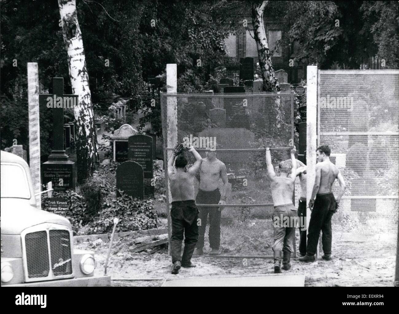 8. August 1967 - die "Wand" wird renoviert.: auf dem Boden der Friedhof St. Hedwig im Berliner Bezirk Wedding Soldaten und Pioniere der NVA erweitern die '' moderne '' Grenze. Ca. 2m hinter der vorhandenen Wand eine neue einen Ofconcrete leisten wird weiterwachsen. Dahinter die so - genannte "Todesstreifen" ist planished, die im Osten von einem hohen Zaun begrenzt wird. Foto zeigt Pioniere der NVA Nivellierung "Todesstreifen", im Hintergrund einen Wache Turm. Pioniere der NVA-Errecting einen hohen Drahtzaun Flüchtlinge aus halten soll "Todesstreifen" Stockfoto