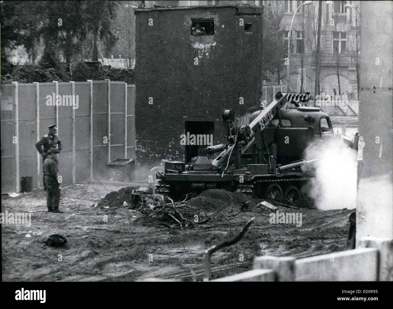 8. August 1967 - die '' Mauer '' modernisiert: auf dem Boden der Friedhof St. Hedwig im Berliner Bezirk Wedding Soldaten und Pioniere der NVA erweitern die '' moderne '' Grenze. Ca. 2 m hinter der vorhandenen Wand ist eine konkrete simsen weiterwachsen. Hinter planished ist die sogenannte "Todesstreifen", die im Osten von einem hohen Zaun begrenzt sein wird. Foto zeigt Pioniere der NVA Nivellierung der '' Todesstreifen''; im Hintergrund eine Wache Turm. Pioniere der NVA-Errecting einen hohen Drahtzaun ist weiterhin die Flüchtlinge aus der "Todesstreifem" Stockfoto
