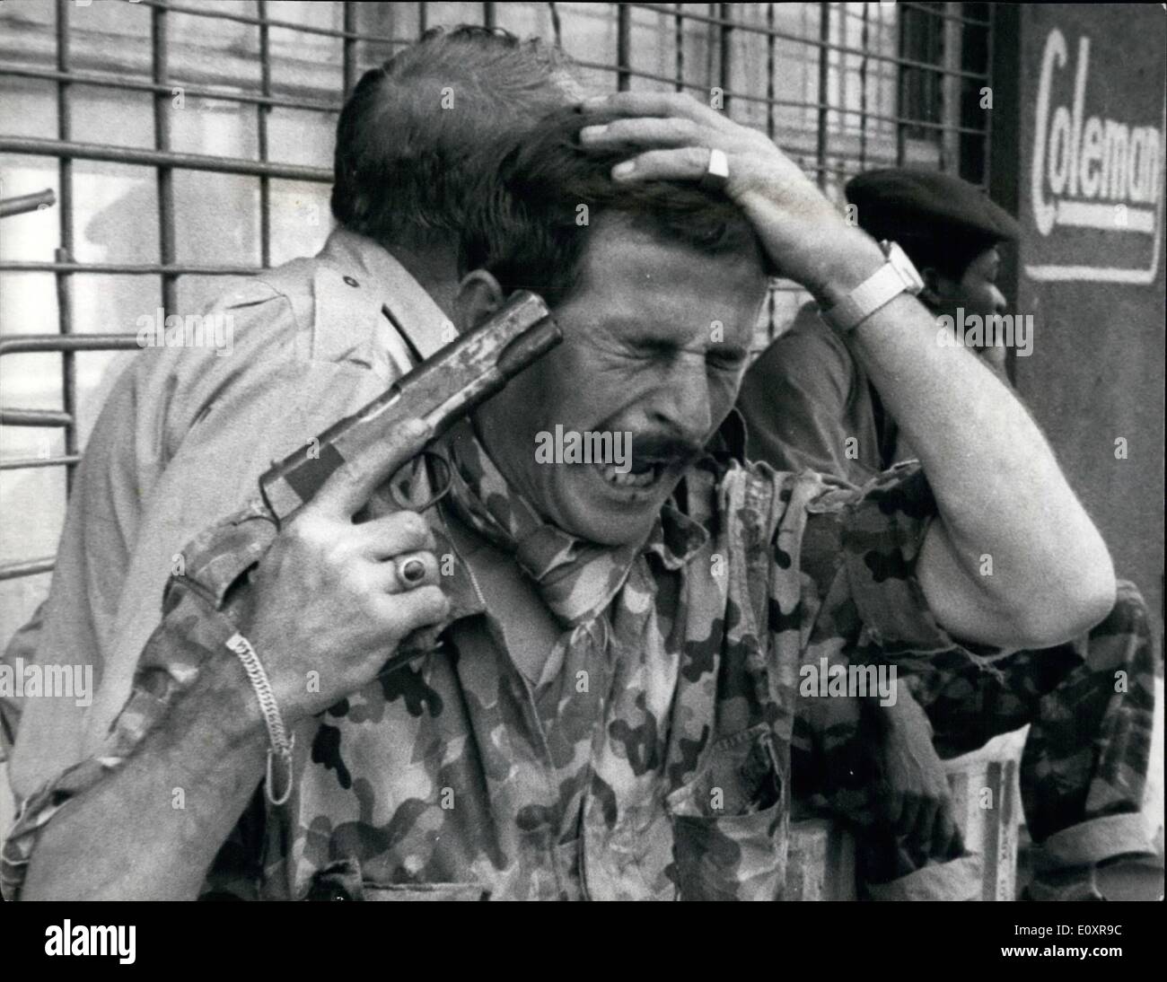 8. August 1967 - ein Söldner Sams mit schrecklichen Zahnschmerzen - vor dem Hauptsitz in Bukavu. Stockfoto