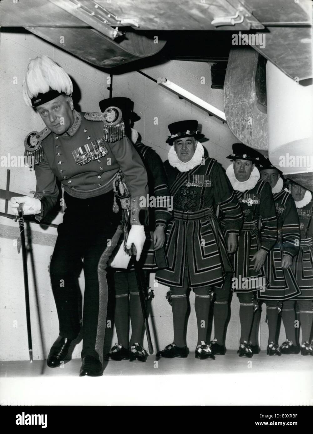 10. Oktober 1967 - Zustand öffnen des Parlaments Suche Gewölbe.: Oberst J.D Hornung, Beauftragter für die Königin Bodyguard, Enten unter die Zentralheizung Duette, als er die Männer von der Königin Leibwächter in ihrer traditionellen Suche der Gewölbe von den Houses of Parliament heute vor dem Staat, die Eröffnung des Parlaments beherbergt heute führt. vor dem Staat Eröffnungsfeier von HM Königin Elizabet II. Die Suche erfolgt, um sicherzustellen, dass kein Versuch unternommen wird, zu sprengen, Parlament, während die Königin anwesend ist, Stockfoto