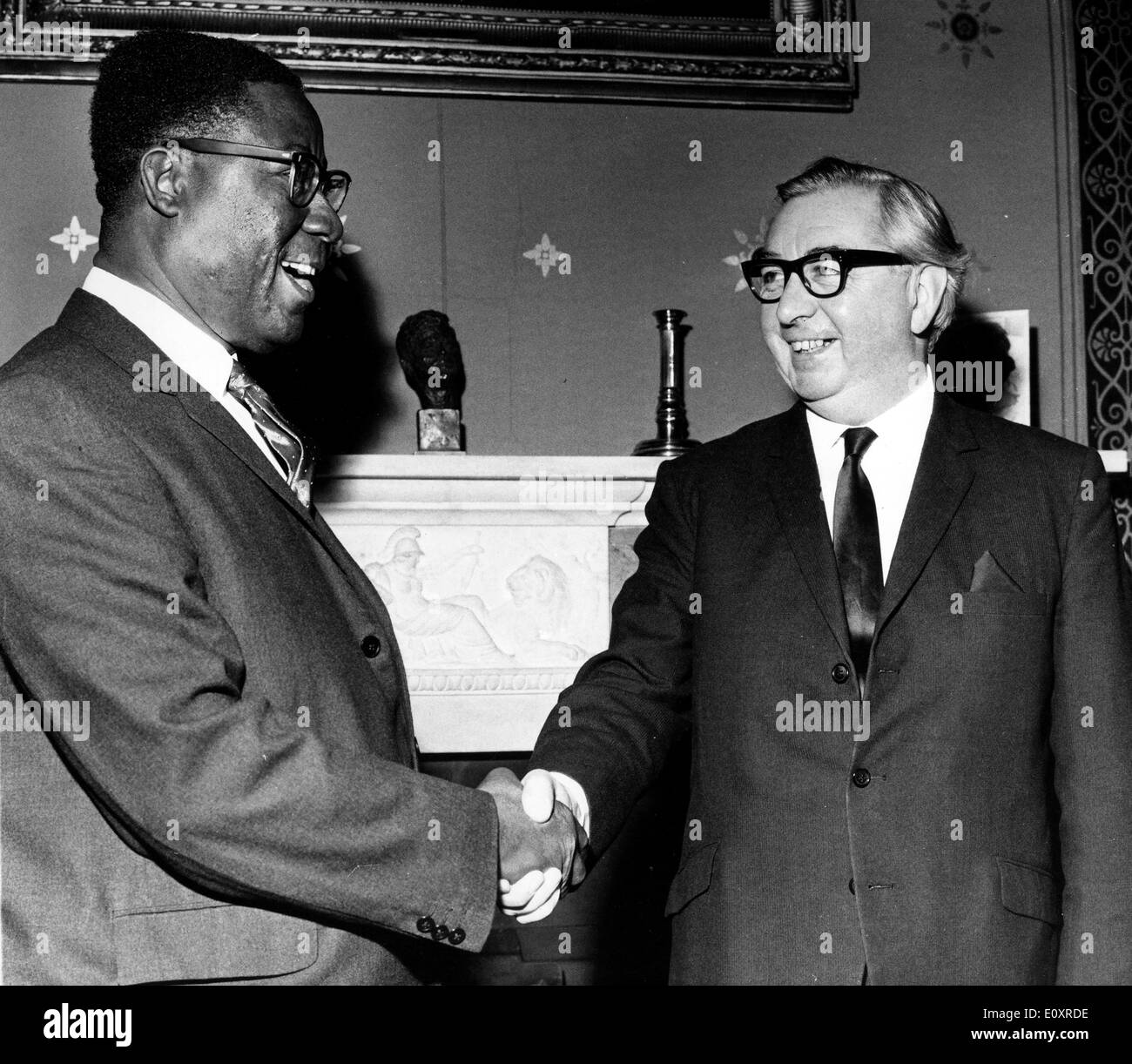 George Brown und Joseph Ankrah im Auswärtigen Amt Stockfoto