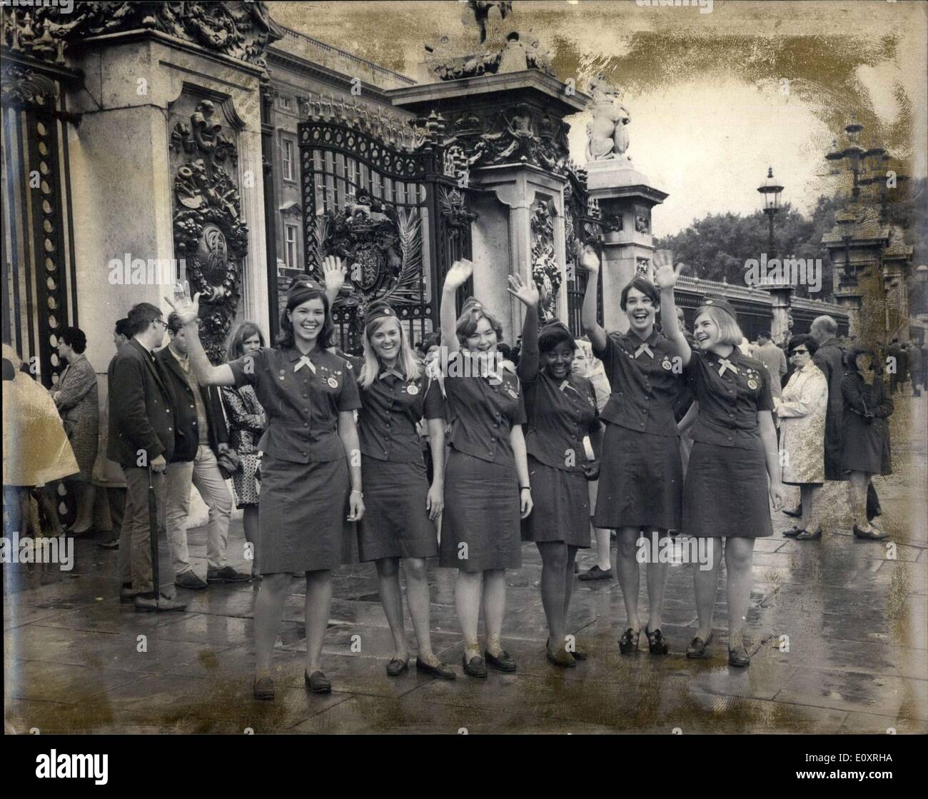 14. August 1967 - American Girl Scouts gehen Shopping und Sightseeing In London: Von Staaten in Amerika 20 Pfadfinderinnen und zwei Erwachsenen Führer mit Guides und Ranger Guides in ganz Großbritannien für ihre fünfwöchigen Aufenthalt in diesem Land als Gast der British Girl Guides Association aufgehalten haben und heute ging sie shopping und sightseeing in London vor der Heimreise Morgen Stockfoto