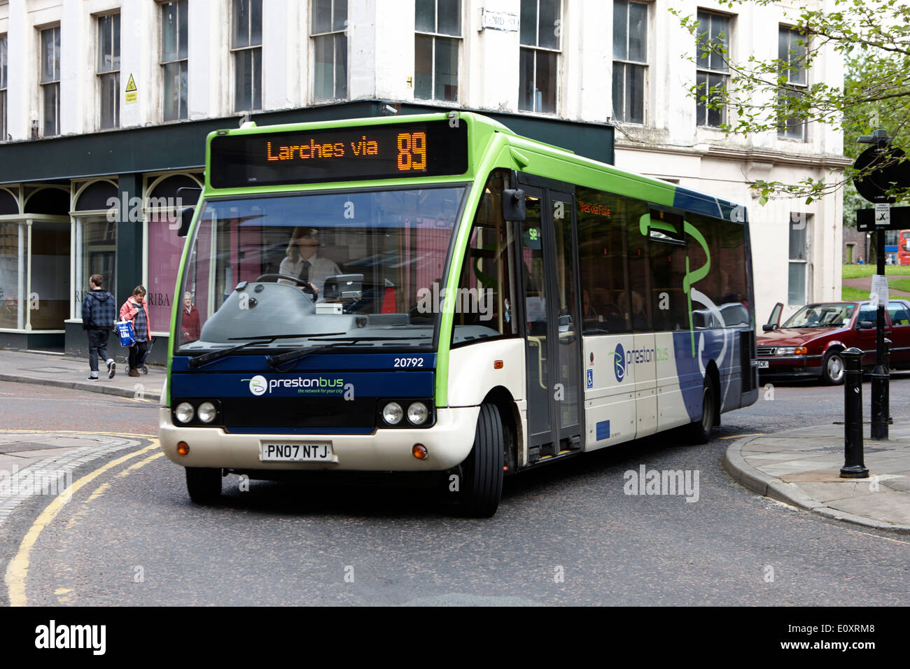 Preston Bus schnell im Zentrum Stadt England UK Kurvenfahrt Stockfoto