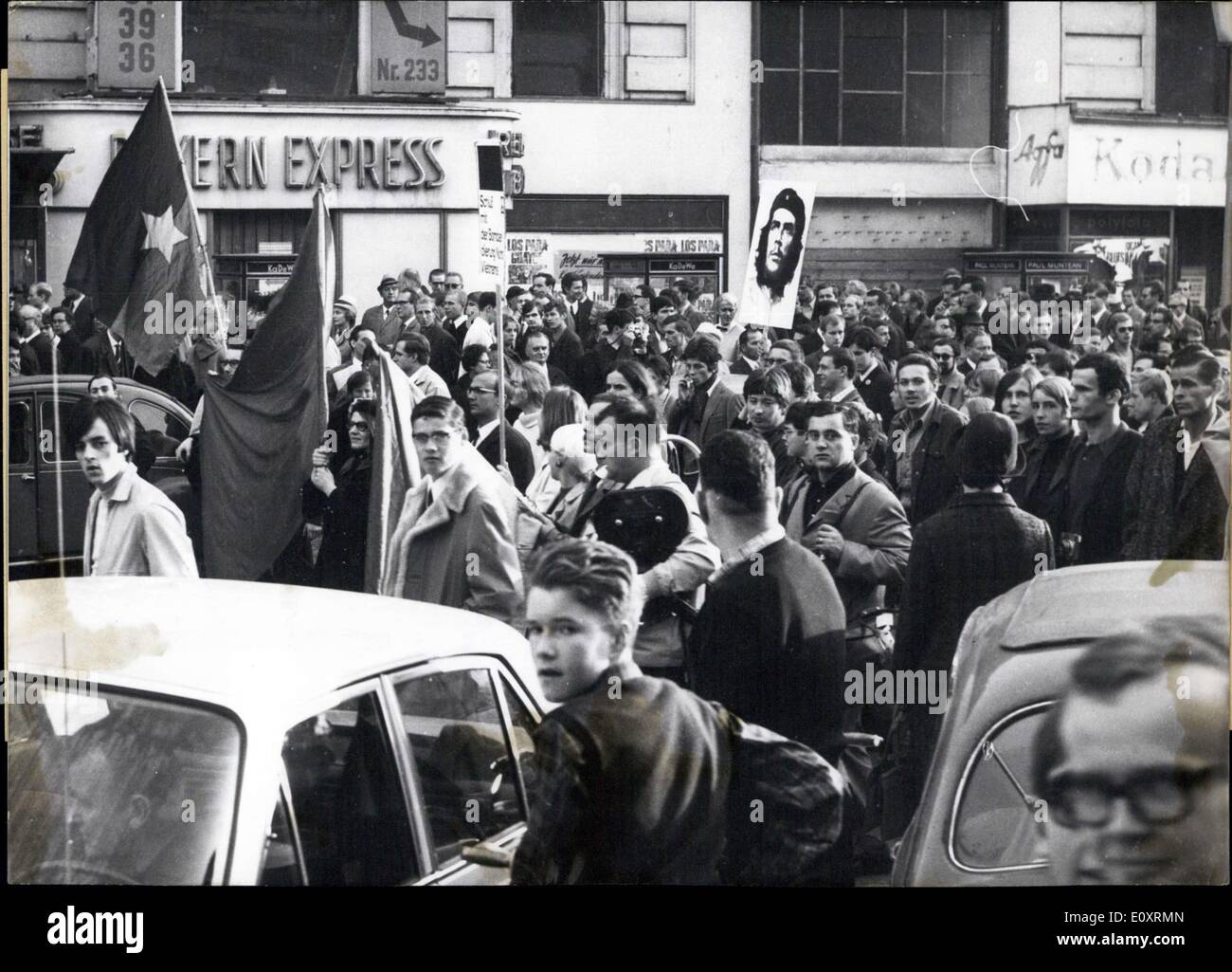 23. Oktober 1967 - Proteste überall, dass die Welt am 21.-22. Oktober Wochenende gegen den amerikanischen Krieg in Vietnam eingetreten ist. In Washington London, Paris, Berlin, Tokio, Oslo, München, Frankfurt und vielen anderen Städten-Teilnehmer protestierten gegen die Bombardierung von Nordvietnam. In der amerikanischen Hauptstadt eine große Anzahl von Politikern und Truppen abgeriegelt das Pentagon von Demonstranten und 250 Demonstranten wurden verhaftet. In Deutschland in vielen Städten wie Berlin Frankfurt, München, Stuttgart, Hannover, Düsseldorf, Konstanz und Freiburg Proteste sprach sich gegen den Vietnam-Krieg Stockfoto