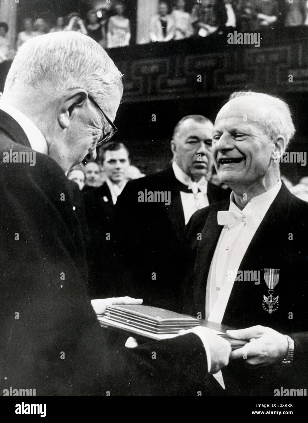 Nobelpreisträger Professor Hans Bethe erhält eine Auszeichnung Stockfoto