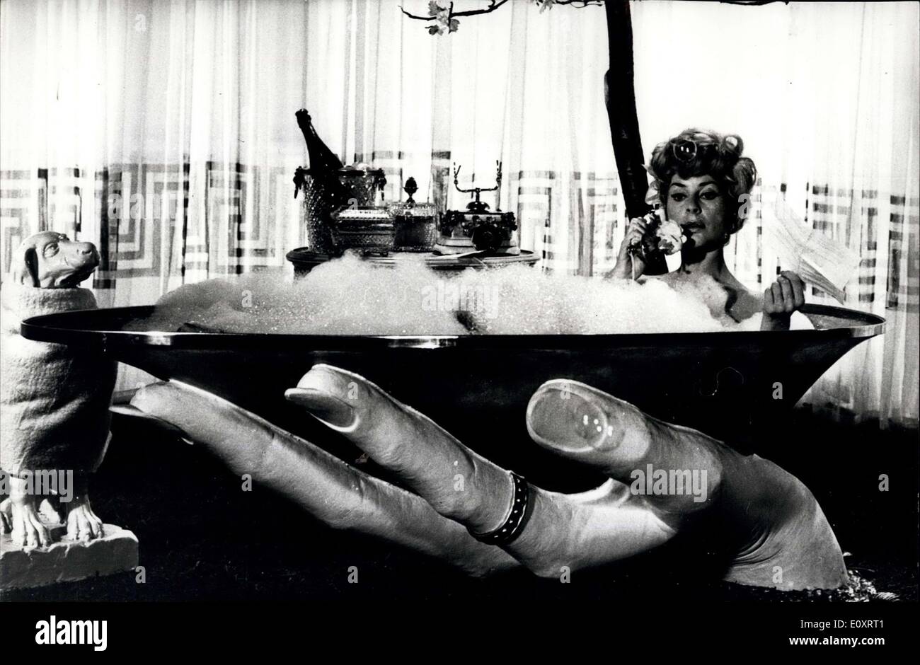 9. November 1967 - Schaumbad In einer Art Waschbecken. Französische Schauspielerin Geneviève Page nimmt einen Schaumbad in eine Art Handwaschbecken sozusagen. Es ist eine sehr große Hand, die ein Bad von transparenten Jade. Die exotische Einstellung ist für die Filmkomödie '' Niedergang und Fall'', die Evelyn Waugh klassische jetzt gefilmt in den MGM-Studios im Borshem Wood, Herts. Miss Page spielt die Rolle der Margot Beste-Chetwynde, gesehen hier telefonieren ihr Fianc? e Paul Pennyfeather (gespielt von Robin Phillips) auf ihrer Hochzeitsmorgen. Stockfoto