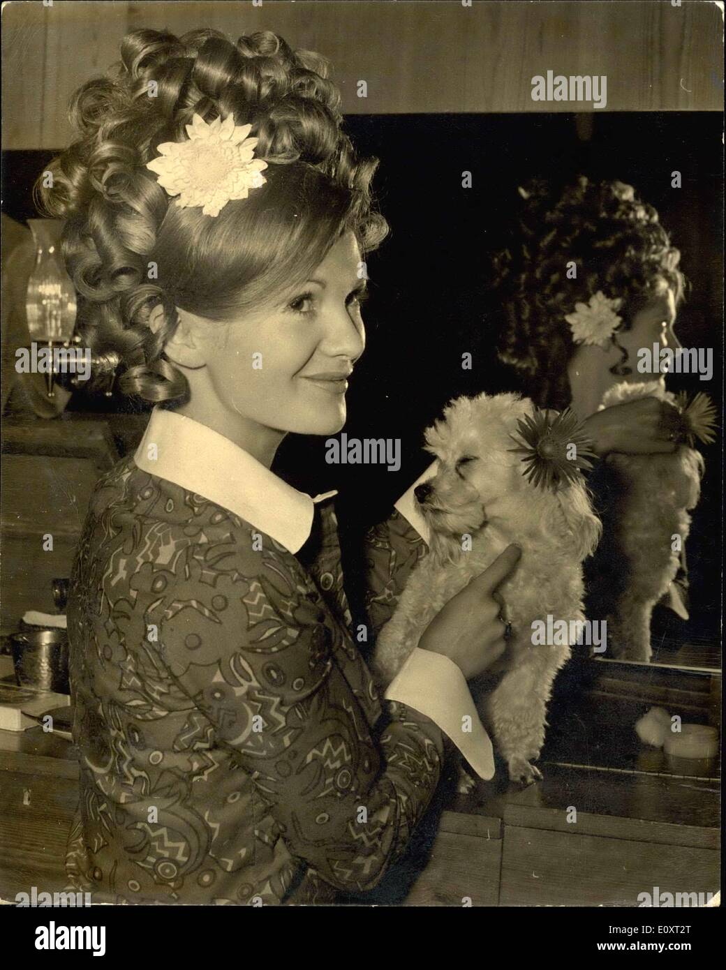 Sept. 05, 1967 Anna Palk zeigt 18.. JahrhundertFlowerPower