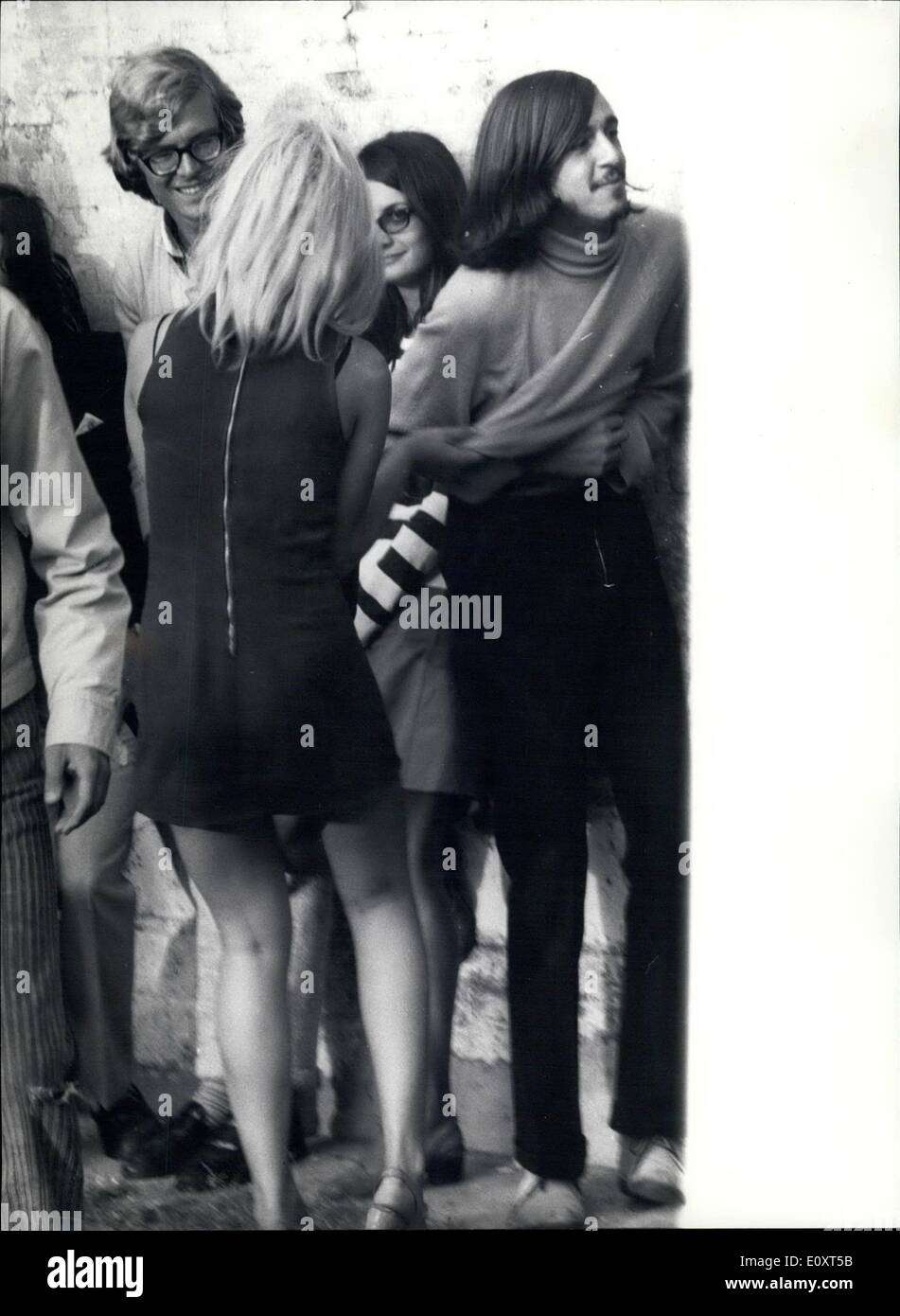 Sept. 09, 1967 - der Händler von den Geschäften aufgestellt nahe dem spanischen Platz und Trinita dei Monti, protestierte der Rom Behörden zur Ursache für die zahlreichen '' lange Haare '', die auf der Stufe zu bleiben aber die '' lange Haare '' habe kam wieder mehr zahlreiche weil ein Film an der Schritt arbeitet und die '' lange Haare '' und ihre Mädchen die Hauptakteure sind! Stockfoto