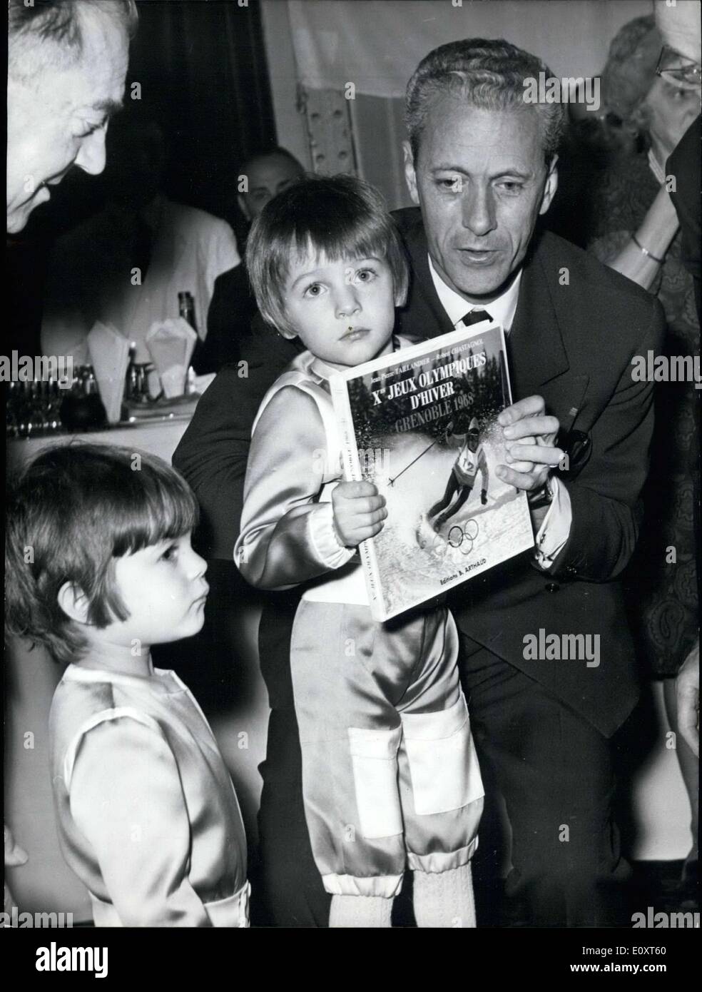 9. November 1967 - hier ist ein Bild von Francois Missoffe, Minister für Jugend und Sport, mit einer zukünftigen Olympiasieger hält das offizielle Buch der 20. Olympischen Winterspiele, die in Grenoble, stattfinden wird, die in der ersten Etage des Eiffelturms präsentiert wurde. Stockfoto