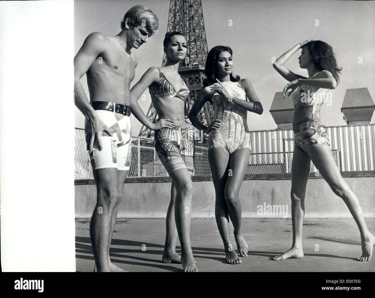 11. November 1967 - Modenschau im Schatten des Eiffelturms. Foto zeigt: - vier von den markanten Stile für den Strand - für - Stockfoto