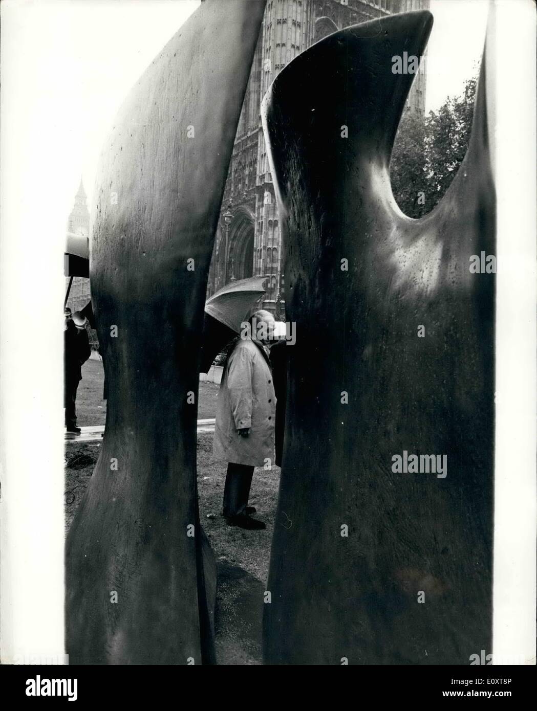 11. November 1967 - Henry Moore und seine Skulptur '' Knife Edge-zwei Stück.: Bildhauer Henry Moore stellte gestern mit seinem Bronze-Skulptur '' Messerschneide - Zweiteiler"die vom Minister der öffentlichen Gebäude vorgestellt wurde und Werke, Herr Robert Mellish in Abingdon Street Garden, gegenüber des Palace of Westminster. Die 12ft 9ft Skulptur wurde an die Nation von Mr. Moore und der Contemporary Art Society vorgestellt. Stockfoto
