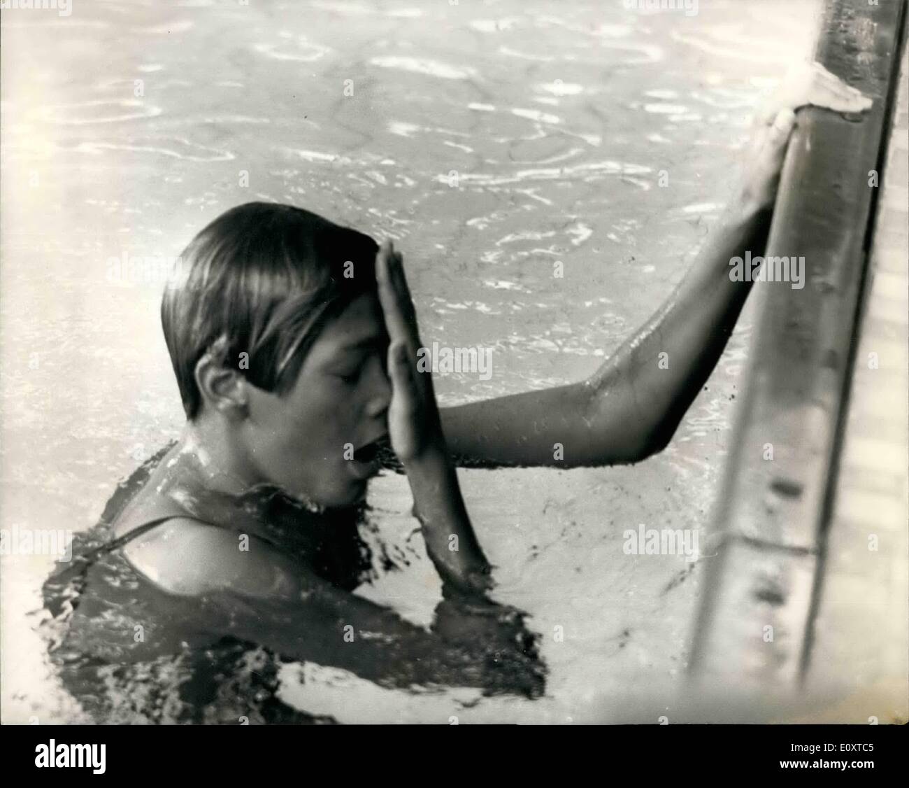 Sept. 09, 1967 - Großbritannien V U.S.A. Schwimmen Match bei Crystal Palace Debbie Mayer U.S.A. Bremsen 880 Yards Freistil Weltrekord heute brach den 880 Yards Freistil Weltrekord in einer Zeit von 9min, 44,1 Sekunden schlagen die bestehende Welt Rekord von 6,2 Sekunden und sie tat dieses Solo. Foto zeigt 15 j hrige Debbie Mayer von Amerika gesehen, nachdem sie alles auf eigene Faust in der Badewanne den Freestyle-880 Yards-Weltrekord gebrochen hatte. Stockfoto