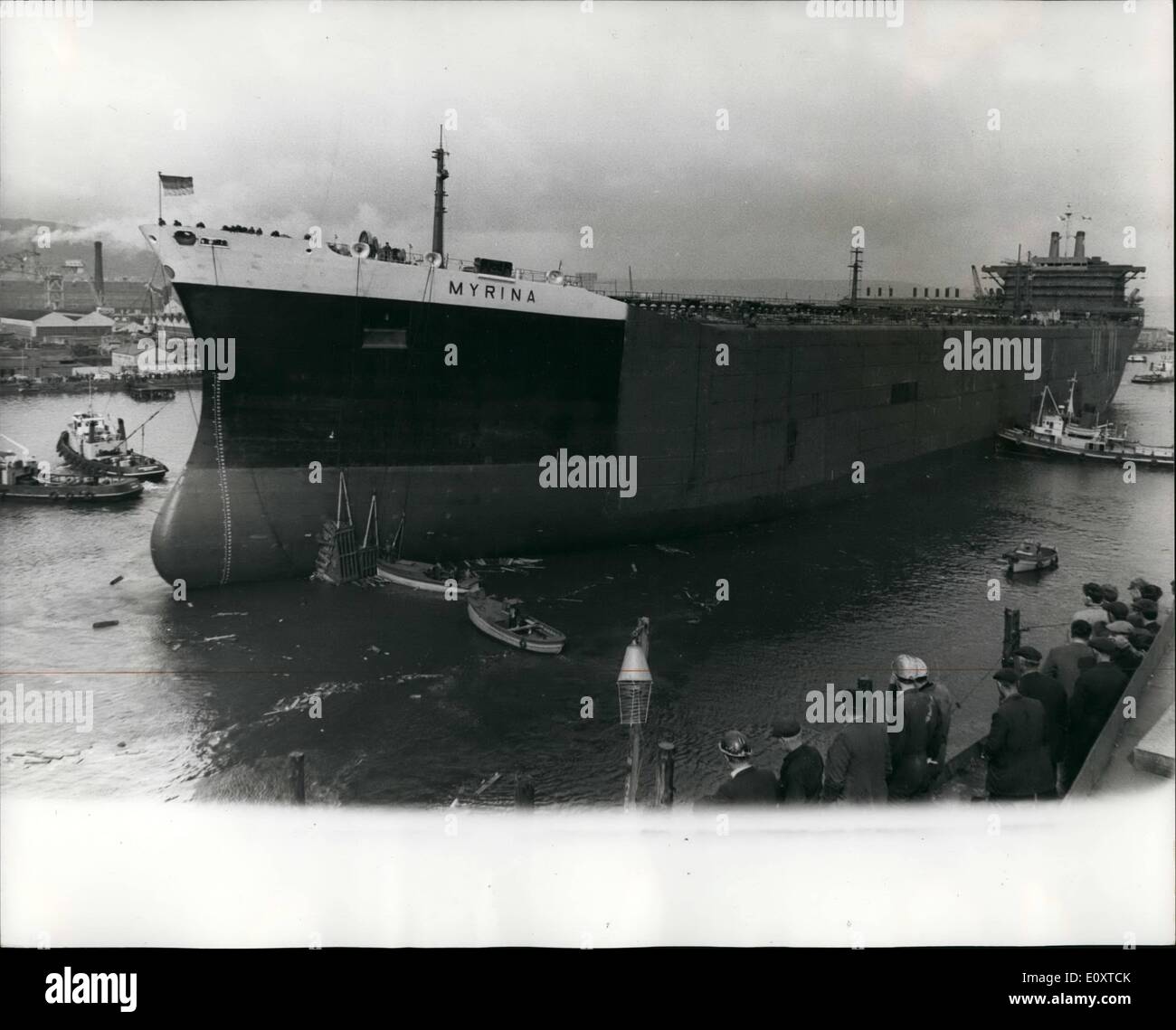 Sept. 09, 1967 - Riese Tanker Hits bank während Start, in Belfast: £ 5 Millionen Shell Tanker Myrina, 191.250 Tonnen größte Schiff jemals in Europa ins Leben gerufen wurde gegen die Seite des Belfast Lough während ihr Start gestern auf der Werft Harland &amp; Wolff geblasen. Winde erschwerten die Einleitung und der Bug des Schiffes getroffen Dammlage, erschütternd ein kleines Boot. Das Foto zeigt die riesige Tanker Myrina inspizierten für Schäden nach bei ihrem Start gestern gegen die Seite des Belfast Lough geblasen. Stockfoto