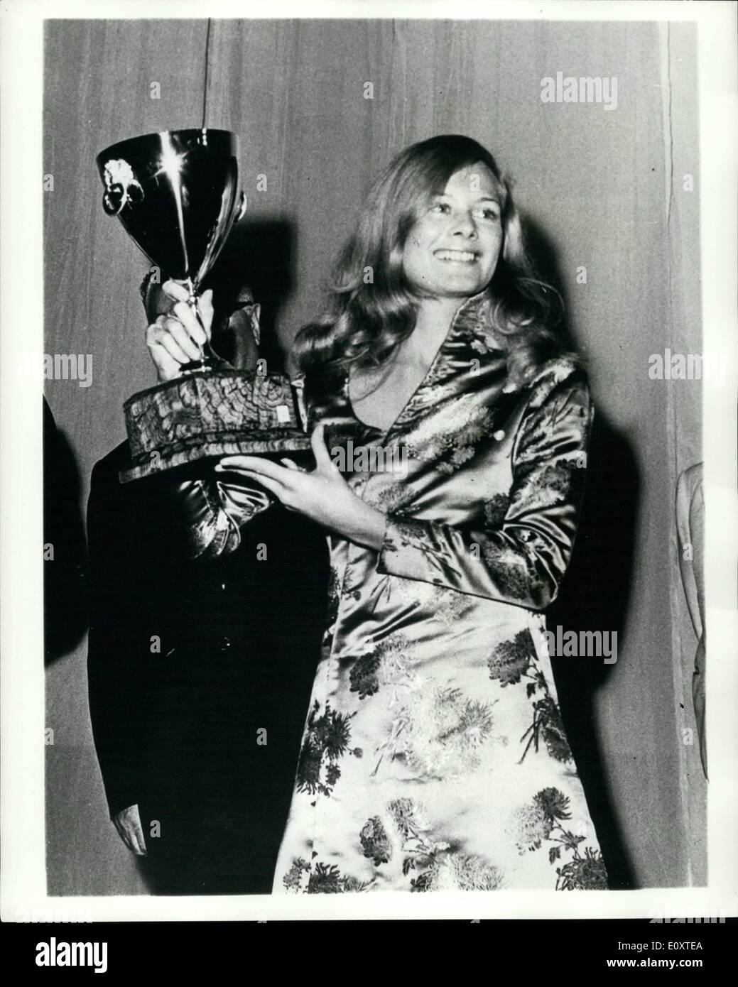 Sept. 09, 1967 - Awards an Venedig Film Festival: Preis für die beste Schauspielerin bei den Filmfestspielen von Venedig erhielt mit der amerikanischen Schauspielerin Shirley Knight, für ihre Leistung in dem britischen Film "Holländer" unter der Regie von Anthony Harvey. Das Foto zeigt amerikanischen Schauspielerin Shirley Knight mit ihrer Trophäe nach der Präsentation abgebildet. Stockfoto