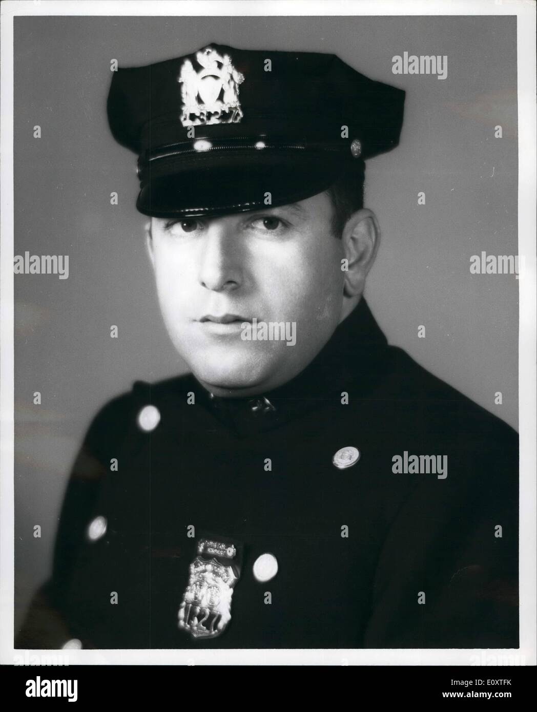 11. November 1967 - Hafen von NEW YORK AUTHORITY POLICE OFFICER ROBERT SERIO von 345 MARVIN AVENUE, HACKENSACK, heute erhielt die MEDAL OF HONOR, die BI-staatliche Agentur höchste Auszeichnung für Tapferkeit, für '' AUßERORDENTLICHEN Mut IN das Leben anderer unter unmittelbar drohenden Gefahr seine O. zu verlieren, während eine Tragödie mit TtiE CRASH zweier Flugzeuge auf IA Wache retten. FLUGHAFEN AM 1. MAI. " STELLVERTRETENDER VORSITZENDER JAMES C. KELLOGG, ICH / /, UND GESCHÄFTSFÜHRENDER DIREKTOR AUSTIN J Stockfoto