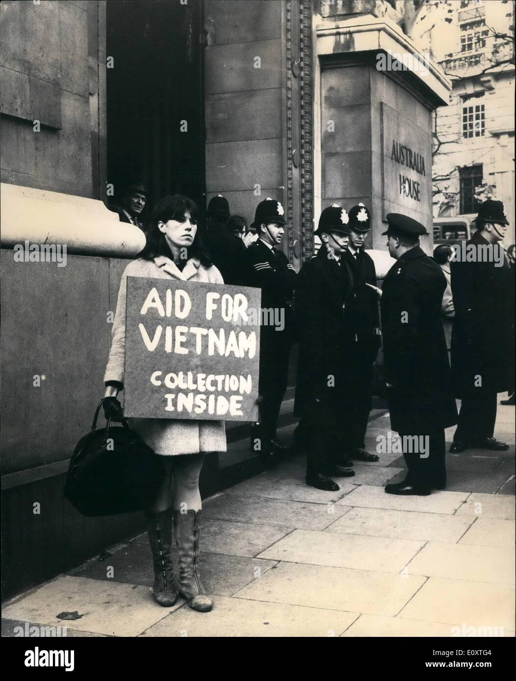 11. November 1967 - Polizei greift ein und beenden Datensammlung für Nordvietnam in Australien Haus; Eine Gruppe von Australier und Neuseeländer, die sich in diesem Land aufhalten protestieren gegen ihre Regierung Politik in Vietnam. Heute ging in Australien Haus, Strand, und fing an, Geld für medizinische Hilfe für die Nationale Befreiungsfront Vietnam zu sammeln. Australien-Haus-Behörden rief sofort die Polizei, die die Gruppe aus dem Gebäude entfernt Stockfoto