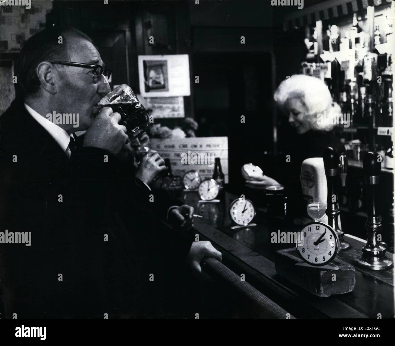 11. November 1967 - jetzt mindestens Sie können Fragen, A Man zu trinken und Park: die Reihenfolge für die Mittagszeit Kunden im Grand Pier Hotel, Southend-on-Sea, ist: "ein Pint Bier und ein Wecker ''. Das Pint abzuwaschen Gedanken am Morgen und der Wecker dann warnen, dass ein Parkplatz Mater neben ihr Auto außerhalb tickt. Handel fiel im Hotel, vor kurzem nach Southend Zusammenarbeit, die es umgeben, mit Parkplatz Maters. Trinker waren nicht bereit, riskieren immer vertieft im Saloon Bar Chat davon Kosten könnte ihnen ein zehn-Schilling-Parkticket Stockfoto