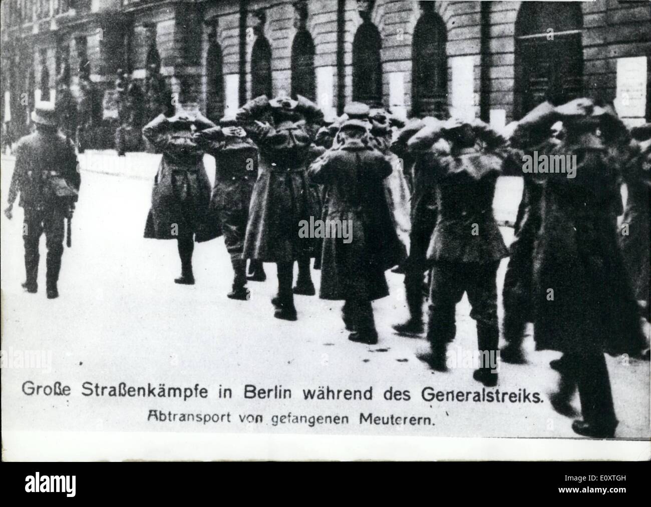 11. November 1967 - deutsches Kind untersucht Kunst arbeiten In der Klasse Stockfoto