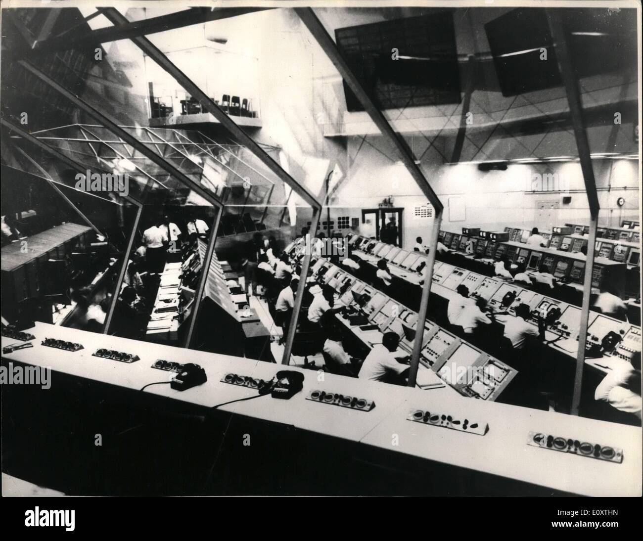 11. November 1967 - Apollo 4 für Raumfahrt: Der Höhepunkt einer Aktionswoche Raum von Amerika soll morgen (Nov. 9) Wenn ein 363 ft. Saturn V Mondrakete eine unbemannte Apollo 4-Handwerk mit einem acht-Stunden-Motorentests Flug in den Weltraum startet. Der Saturn-Test ist entscheidend, wenn Amerika zwei Männer auf dem Mond 1969 planmäßig landen. Foto zeigt feuern Zimmer im dritten Stock des starten Centrol Centre an der komplexen 39 während der Apollo 4f simulierten countdown Stockfoto