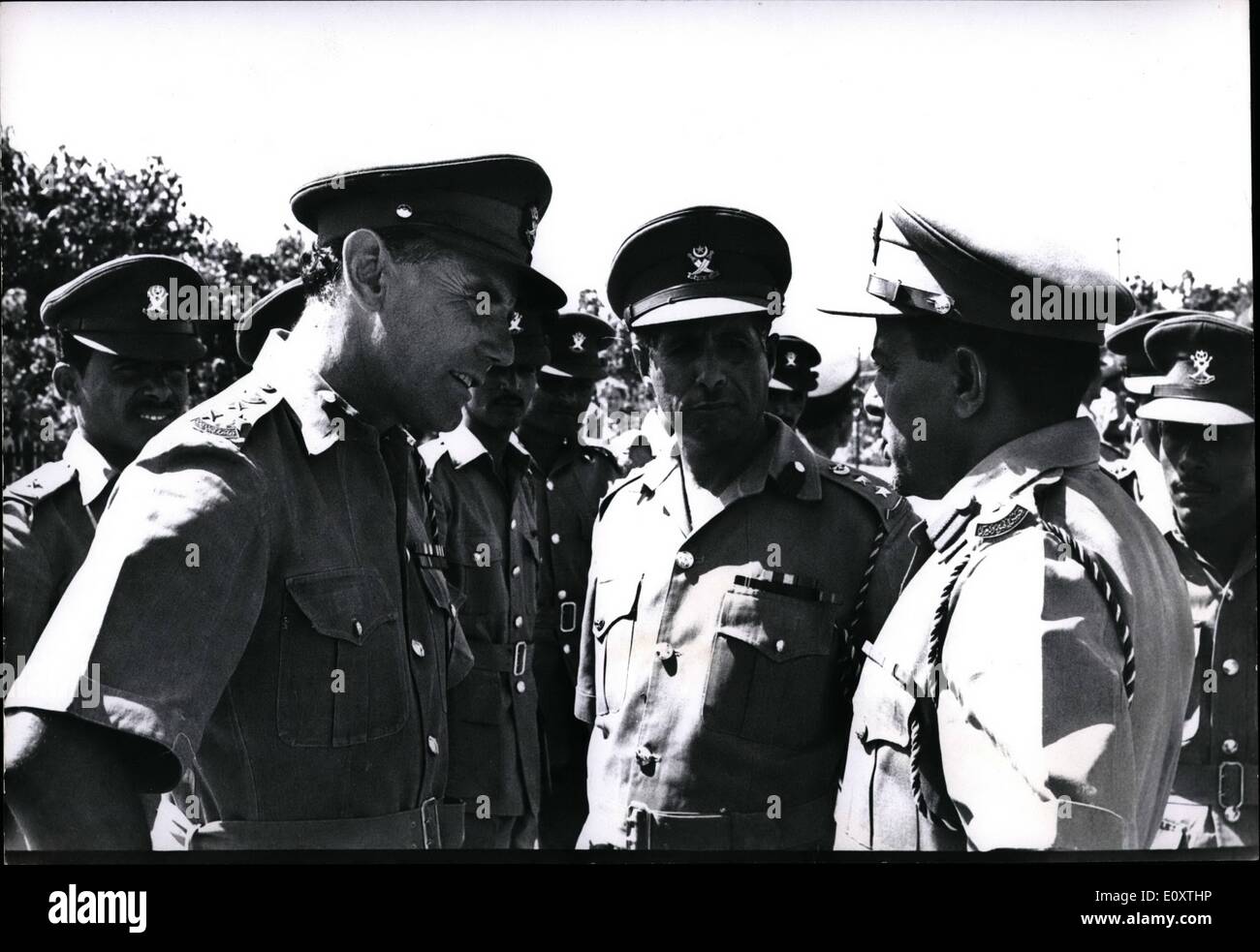 11. November 1967 - Aden britische Kommandant Brig.J.B.DYE Übergabe Befehl Sout arabischen Armee, Oberst Mohamed Ahmed Aulaqi. Stockfoto