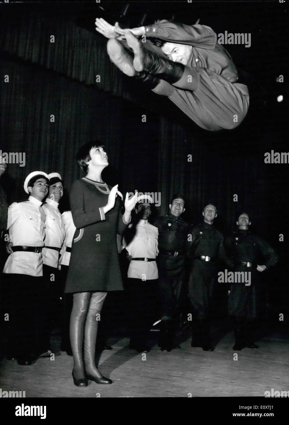 11. November 1967 - Mireille Mathieu Gast der Roten Armee Chor: Mireille Mathieu begann ein Gast von der Roten Armee-Chor, die für einen Monat In Paris durchführen wird ab morgen. Das Foto zeigt Mireille bewundern A Prellen rot Armee Tänzer während der Probe bei The Palais Des Sports letzte Nacht. Mireille wird singen ein Lied mit dem berühmten Chor bei der Eröffnung morgen. Stockfoto