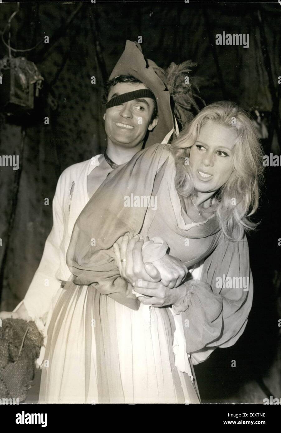 Sept. 09, 1967 - '' Taming of The Shrew': neue Version: eine neue Version von Shakespear 'Taming of the Shrew' Adapted von Thierry Maulnier findet nun am Theater Des Mathurins, Paris. Das Foto zeigt Dora Doll und Pierre Hattet (als Söldnerführer) während der Probe heute. Stockfoto