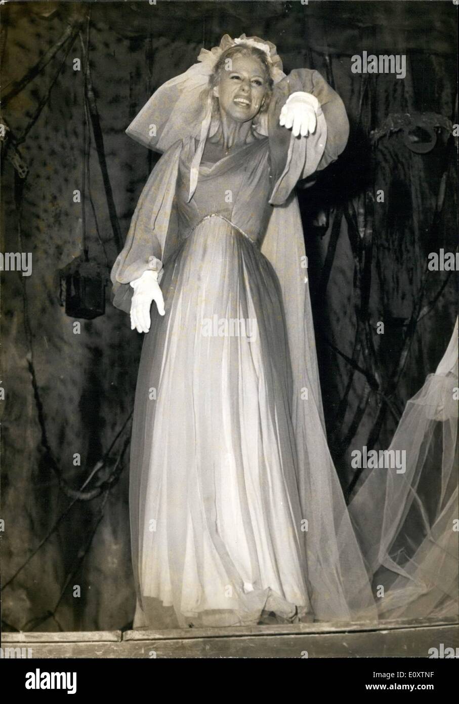 Sept. 09, 1967 - '' Taming of The Shrew': neue Version: eine neue Version von Shakespear 'Taming of the Shrew' Adapted von Thierry Maulnier findet nun am Theater Des Mathurins, Paris. Dora Doll, dem berühmten Bildschirm und Bühne Comedianne, Co-star mit Pierre Hattet (als Söldnerführer). Foto-show Dora Doll während Probe heute. Stockfoto