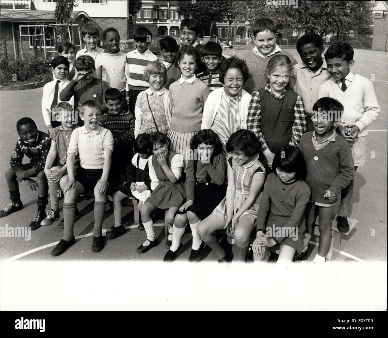 Sept. 13, 1967 - an einer Londoner Schule-27 Nationalitäten: Miss Winifred Simpson hatte keine Ahnung, gestern wie viele Nationalitäten unter ihrem 350 Schülerinnen und Schüler waren. Zählen sie über das Register Schule wenden Sie sich an den Klassenlehrer, und richten Sie die Kinder auf dem Spielplatz gehen musste. Es gab 26 oder zählen die Engländer, 27. Das sagt eine Menge für Miss Simpson. Sie sieht nicht, dass ihre Kinder in der Grundschule Anson. Brent, London als separate Nationalitäten. Sie sind nur Kinder. Die Geschwister Rat Bericht gestern besagt, dass 19 Stockfoto