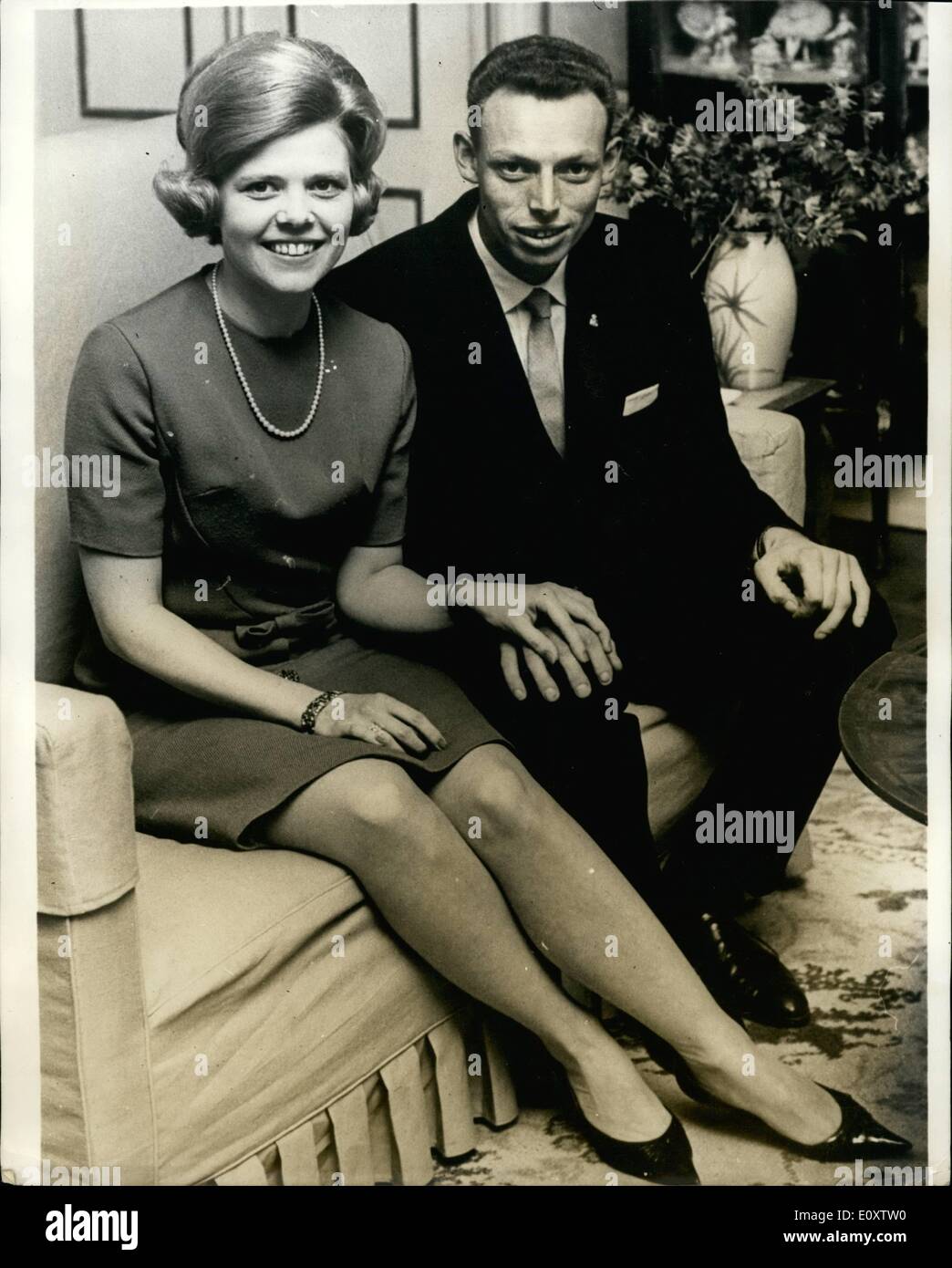 11. November 1967 - dänischen Prinzen bürgerliche heiraten: Prinz Ingolf, 27, Neffe von König Frederik von Dänemark, eine bürgerliche zu heiraten soll. Er hat mit 27-jährige Frau Inge Terney, Tochter von einem Hardware-Shop-Betreiber verlobt. Ingolf Prinz ist der älteste Sohn von Prinz Knud (Bruder von König Fredrick) und Prinzessin Caroline Mathilde. Die Hochzeit statt findet im Januar 1968. Das Foto zeigt die neu Verlobten Prinz Ingolf und Miss Inge Terney. Stockfoto