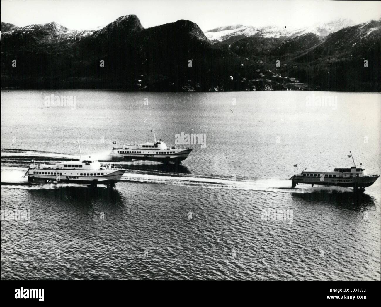 11. November 1967 - Schweizer Hydrofoil Schiffe für den zivilen und militärischen Einsatz. Die Superman-ltd. In Lucienne ist weltweit für seine Konzeption und Entwicklung von Hydrofoil Schiffe bekannt. In diesen Tagen präsentierten sie neuartige Schnellboote. Bild mit drei Booten. Die Supramar pt 50 und pt 20, Boote im regelmäßigen Fahrgastbetrieb. Testen Sie auf ihr Bild ein Nein Boot mit vollständig unter Wasser Luft stabilisiert Folien nach dem Schertel-Supermarkt-System. Dieses Boot wird von einer 1000 PS allgemeine elektrische Gasturbine angetrieben. In Foliborne Zustand Höchstgeschwindigkeit beträgt 56 kt. Stockfoto