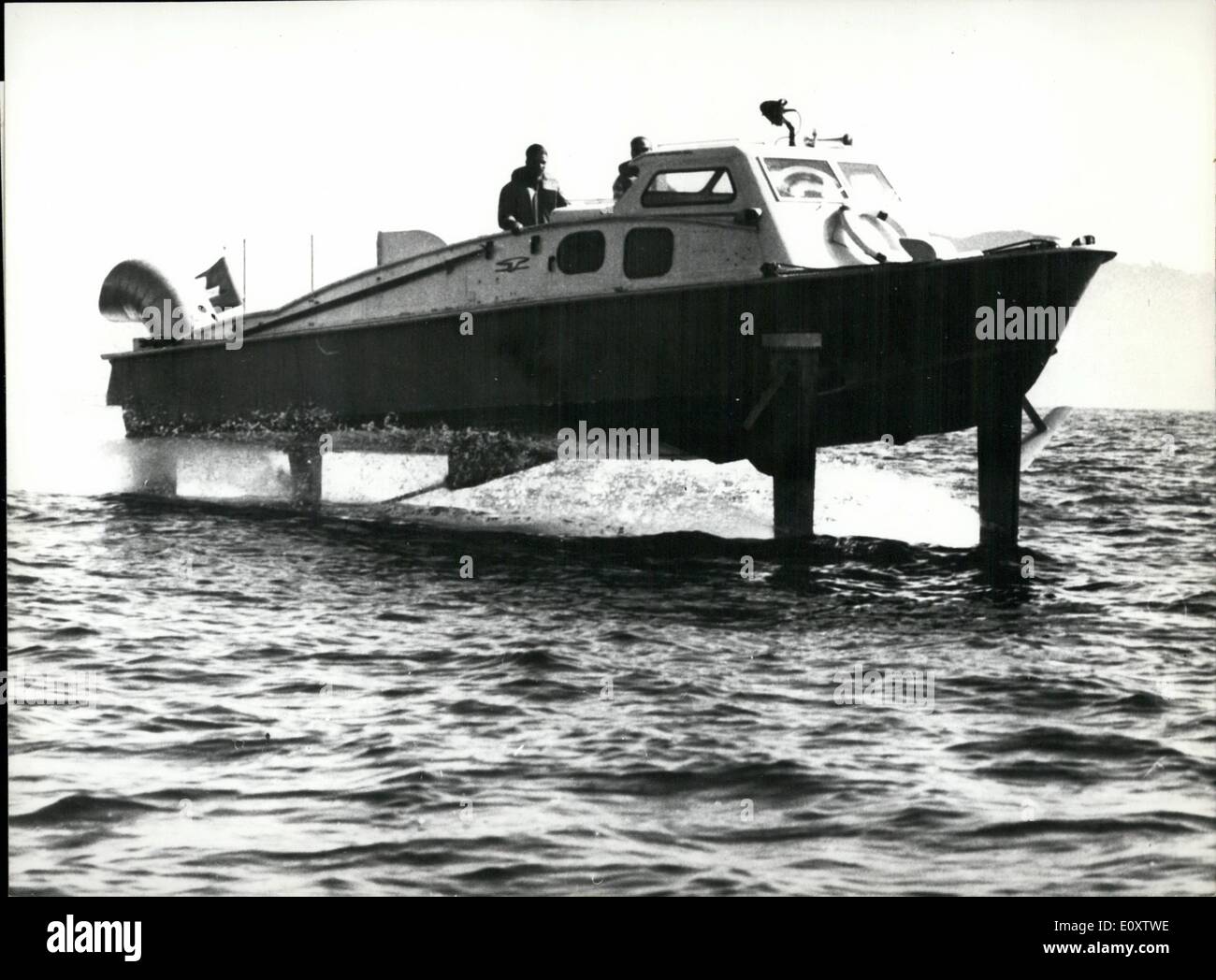 11. November 1967 - Schweizer Hydrofoil Schiffe für den zivilen und militärischen Einsatz. Die Superman-ltd. In Lucienne ist weltweit für seine Konzeption und Entwicklung von Hydrofoil Schiffe bekannt. In diesen Tagen präsentierten sie neuartige Schnellboote. Bild mit drei Booten. Die Supramar pt 50 und pt 20, Boote im regelmäßigen Fahrgastbetrieb. Testen Sie auf ihr Bild ein Nein Boot mit vollständig unter Wasser Luft stabilisiert Folien nach dem Schertel-Supermarkt-System. Dieses Boot wird von einer 1000 PS allgemeine elektrische Gasturbine angetrieben. In Foliborne Zustand Höchstgeschwindigkeit beträgt 56 kt. Stockfoto