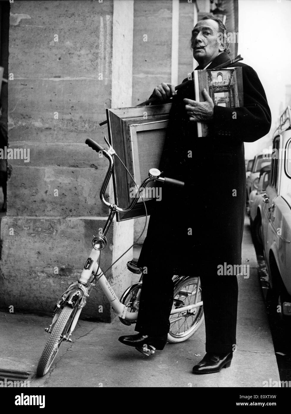 Salvador Dali mit seinem Fahrrad auf der Rue de Rivoli Stockfoto