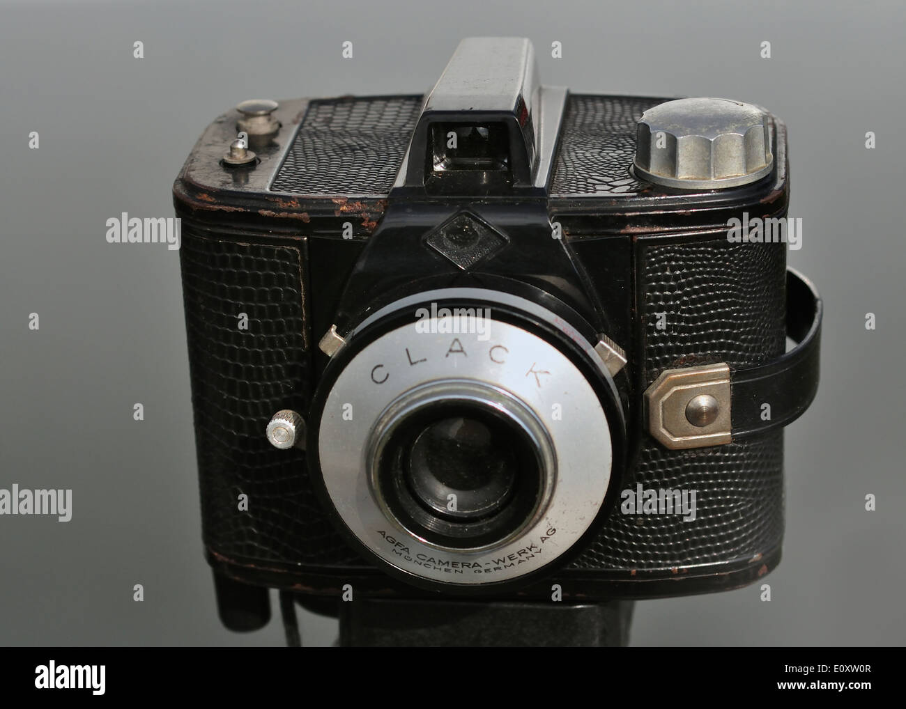 Vintage Agfa Clack Kamera in schwarz Strauß Haut einbrennlackiert Knöpfe Zifferblätter und Sucher an der Spitze. Made in Germany Munchen. Stockfoto