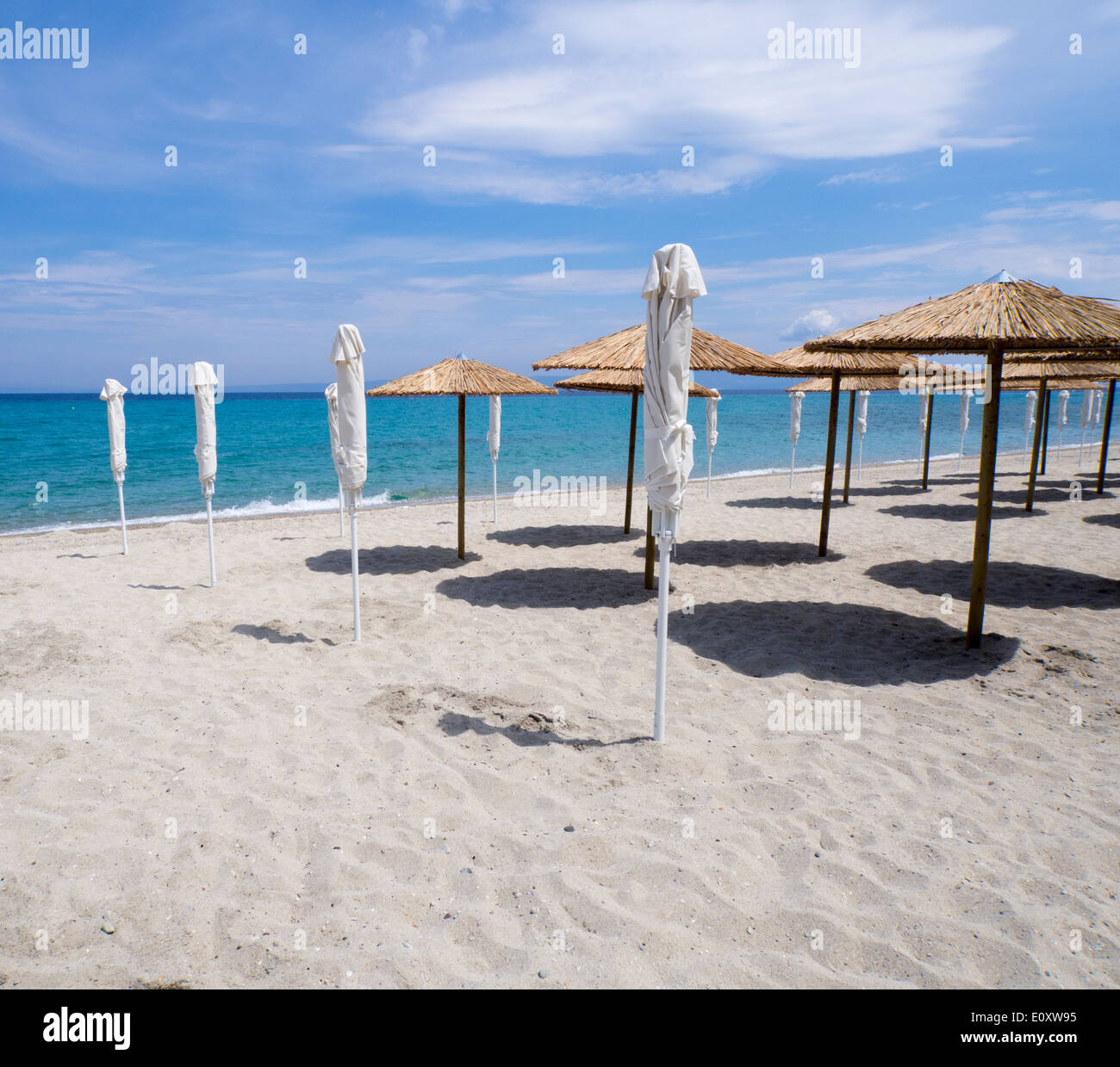 Sonnenschirme an einem einsamen Sandstrand Stockfoto