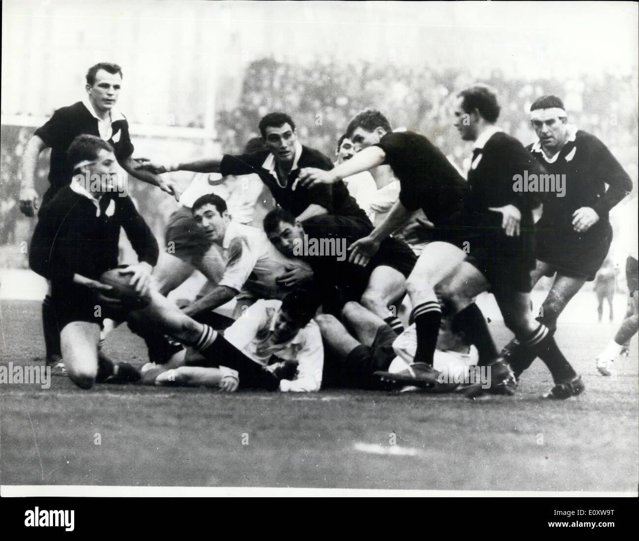 25. November 1967 - All Blacks schlugen Frankreich 21-15 in Paris: The New Zealand All Blacks schlugen Frankreich in Paris heute Nachmittag 21-15. Stockfoto