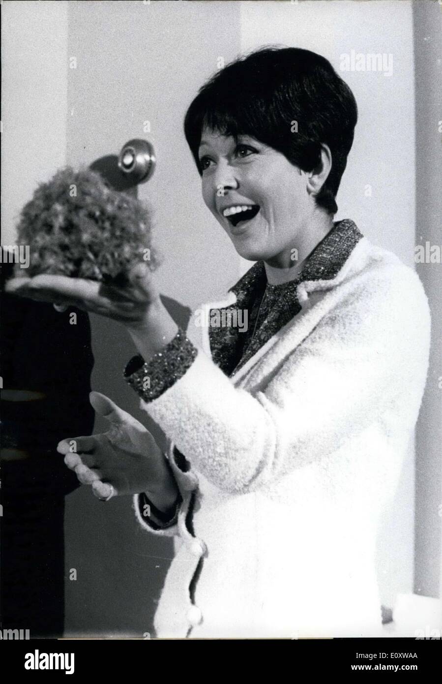 29. November 1967 - ein Wunder in der Hand. Ursula von Manescul, geliebten TV-Ansager von Südwesten Radio Baden-Baden, öffnete ihre geschlossenen Faust und innerhalb von drei Sekunden dieser flauschige Ball von Eiderdaunen aufgeblasen. Die unzähligen Journalisten in Hamburg-Presse-Center staunte er. Die wollte wissen über die physikalischen Eigenschaften von Federn und lang anhaltende nach unten in die Federbetten. Stockfoto