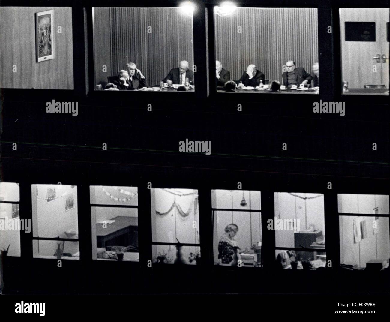 6. Dezember 1967 - The T.U.C. verhandelt mit Aslef: Dies war die Szene, die erleuchteten Fenster am Gebäude beherbergt das Hauptquartier von T.U.C im zentralen Nacht letzte Nacht dachte. O im vierten Stock, das Schwulen- und festliche Personal von der T.U.C. Haben ordentlich Papier Ketten hing die Fenster. Auf der fünften Etage diskutierten Vertreter der ASLEF, der Locomen Union den Bahn-Streit mit dem T.U.C.-Ausschuss. Von links: T.U.C. Ausschussmitglieder Lewis Wright (Weber) George Woodcock (T.U.C Stockfoto
