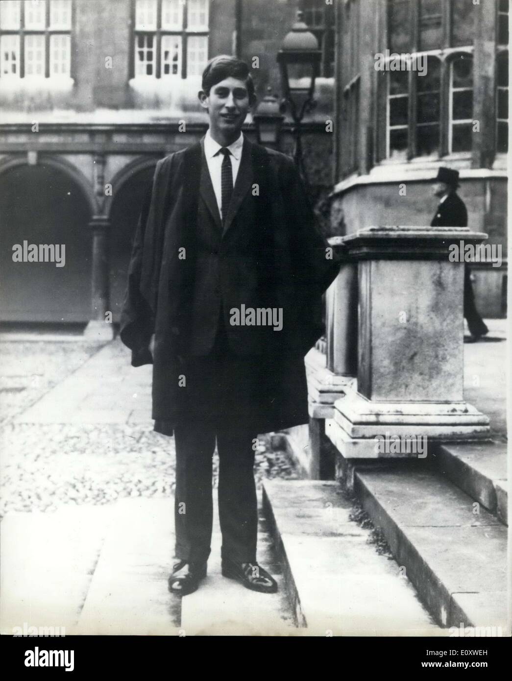 8. Oktober 1967 - 8.10.67 Prinz Charles kommt am Trinity College in Cambridge Leben während des Studiums beginnen. Prinz Charles kam am Trinity College in Cambridge, heute Nachmittag zu seiner Amtszeit an der Universität zu beginnen. Foto zeigt: Prinz Charles in seiner akademischen Roben am Trinity College heute Nachmittag. Stockfoto