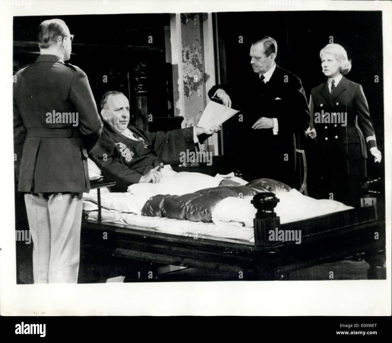 9. Oktober 1967 - spielen Proben für Kontroverse '' die Soldaten '': Der umstrittene Theaterstück von Rulf Hochhuty, genannt "The Soldiers'', in West-Berlin eröffnet heute Abend. Stückes, die in Großbritannien verboten ist, deutet darauf hin, dass Churchill dem Tod des polnischen Führer während des Krieges, General Sikorski beteiligt war. Foto zeigt Szene während einer Probe des Stücks "The Soldiers''. (L, R): Chef des Stabes Lord Alanbrooke (gespielt von Werner Hessenland); Winston Churchill (gespielt von O.E Hasse); Lord Cherwell (gespielt von Albert Lieven) und eines Verantwortlichen für der Frauen Royal Naval Service Helen, (gespielt von Maria Amo) Stockfoto