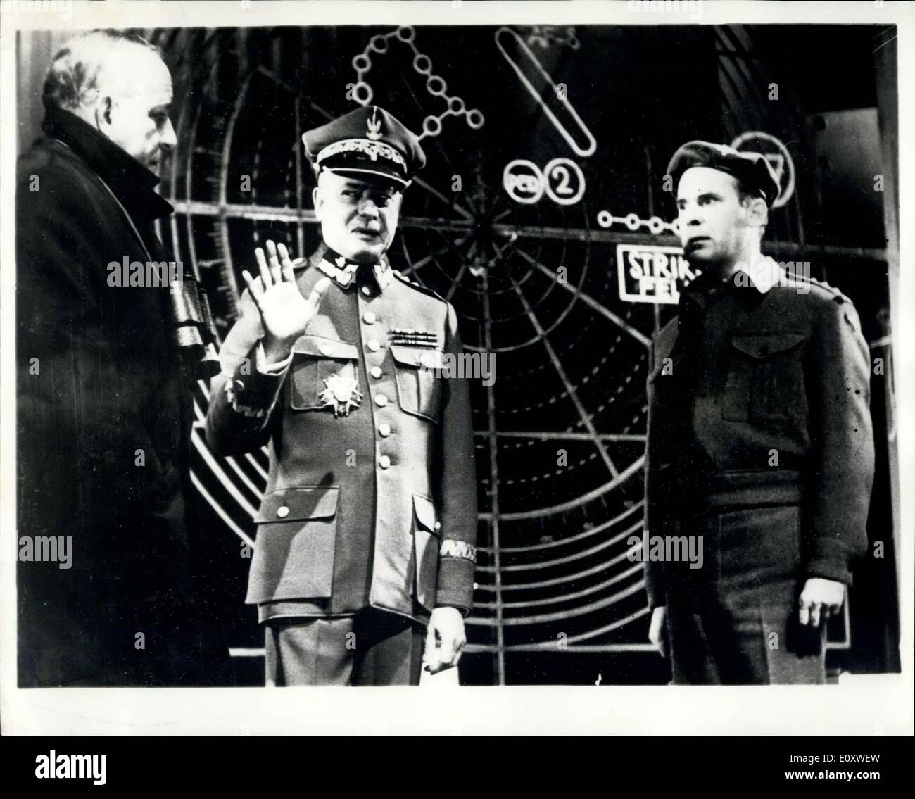 9. Oktober 1967 - spielen Proben für Kontroverse '' die Soldaten '': Der umstrittene Theaterstück von Rolf Hochhuth, genannt '' The Soldiers'', in West-Berlin eröffnet heute Abend. Stückes, die in Großbritannien verboten ist, deutet darauf hin, dass Churchill dem Tod des polnischen Führer während des Krieges, General Sikorski beteiligt war. Foto zeigt eine Szene während der Proben von '' The Soldiers, zeigen (L, R): Sir Winston Churchill, gespielt von O.E Hasse; General Sikorski, gespielt von Dieter Borche und Captain Kosjan, Hauptmann der polnischen Untergrundarmee, gespielt von Gunther Tabor. Stockfoto