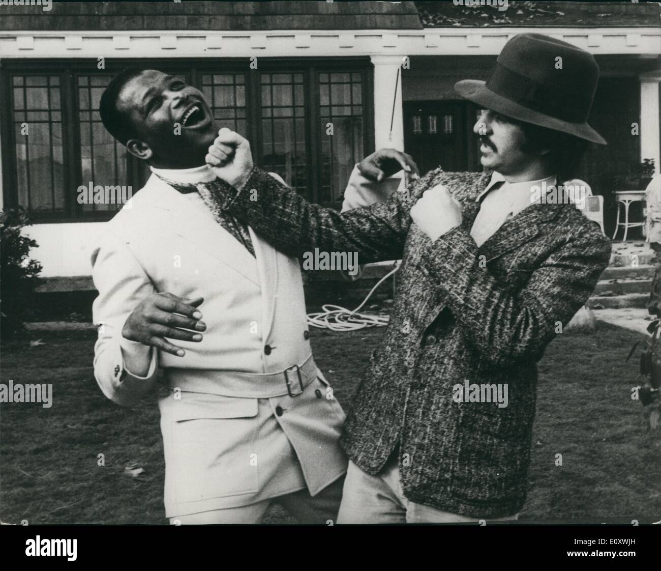 12. Dezember 1967 - Sugar Ray Robinson nimmt es auf The Chin - von Beatles Ringo Starr: Foto zeigt ehemalige Boxweltmeister, Sugar Ray Robinson, dauert es am Kinn von Beatles Ringo Starr. Es war natürlich, kurz bevor für Lacher. Ringo und Zucker sind beide erscheinen im Film '' Candy'', die in Rom, in dem Ringo ein verrückt mexikanischen Gardner spielt erfolgt, während Sugar Ray als Richard Burtons Chauffeur erscheint. Stockfoto