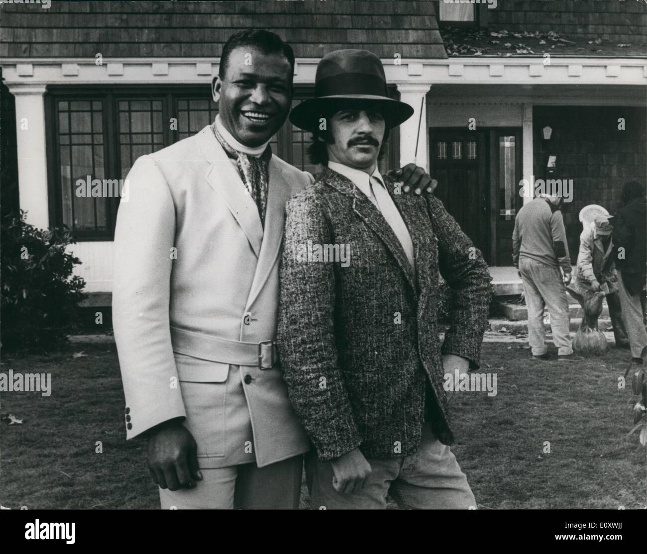 12. Dezember 1967 - Sugar Ray Robinson und Beatle Ringo Starr: Foto zeigt ehemalige Boxweltmeister, Sugar Ray Robinson und Beatle Ringo Starr - abgebildet, wie sie in Rom, zusammen wo sie erscheinen sowohl in einem Film stellen, dort erschossen. Der Film heißt '' Candy'' und Ringo spielt verrückten mexikanischen Gärtner während Sugar Ray als Richard Burtons Chauffeur wird angezeigt. Stockfoto