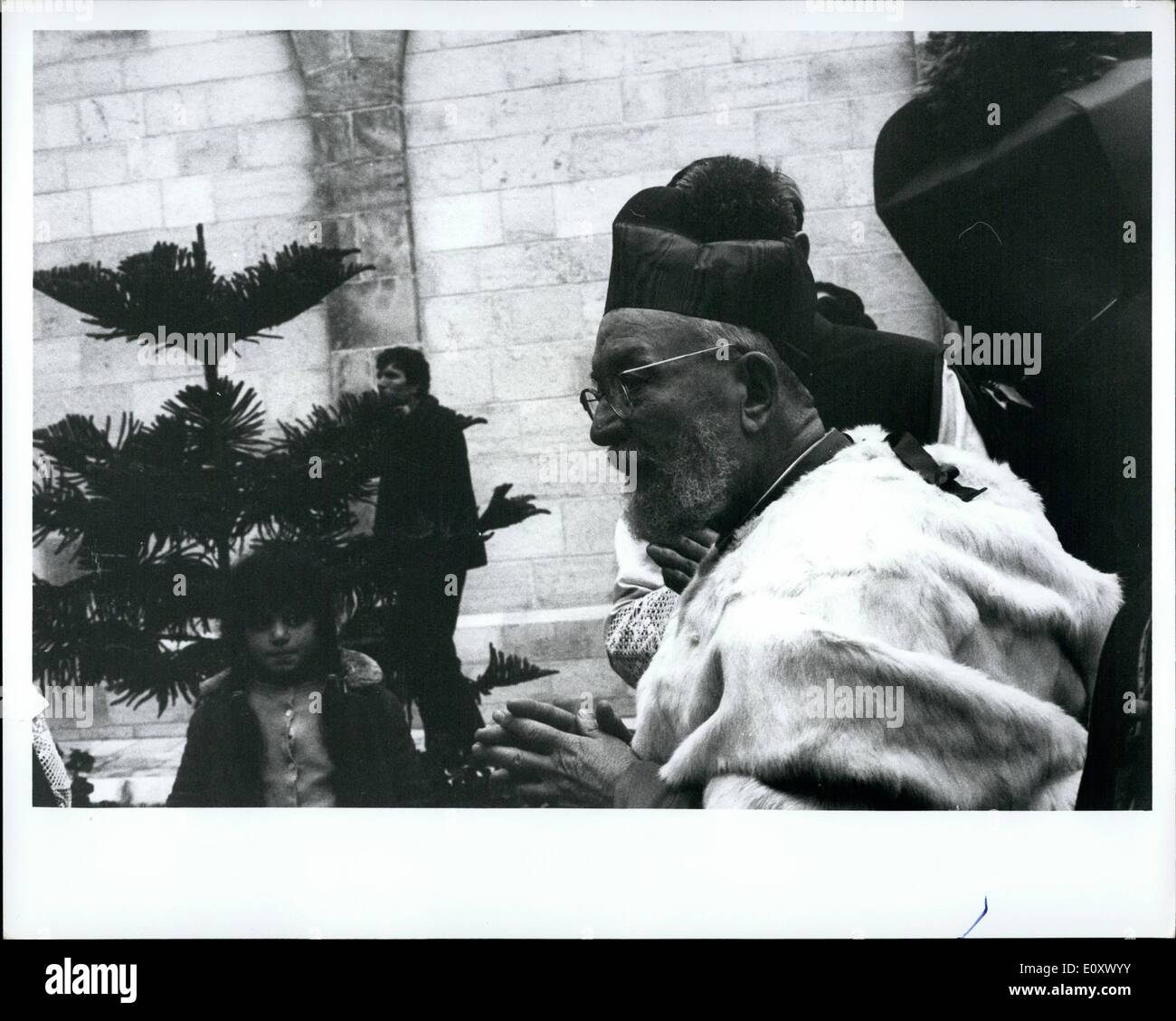 12. Dezember 1967 - verlässt BETHLEHEM, Israel--lateinische Patriarch Gori der Geburtskirche nach Heiligabend Messe 24. Dezember 1967. Dies ist die erste Weihnachten unter israelischer Herrschaft. Stockfoto