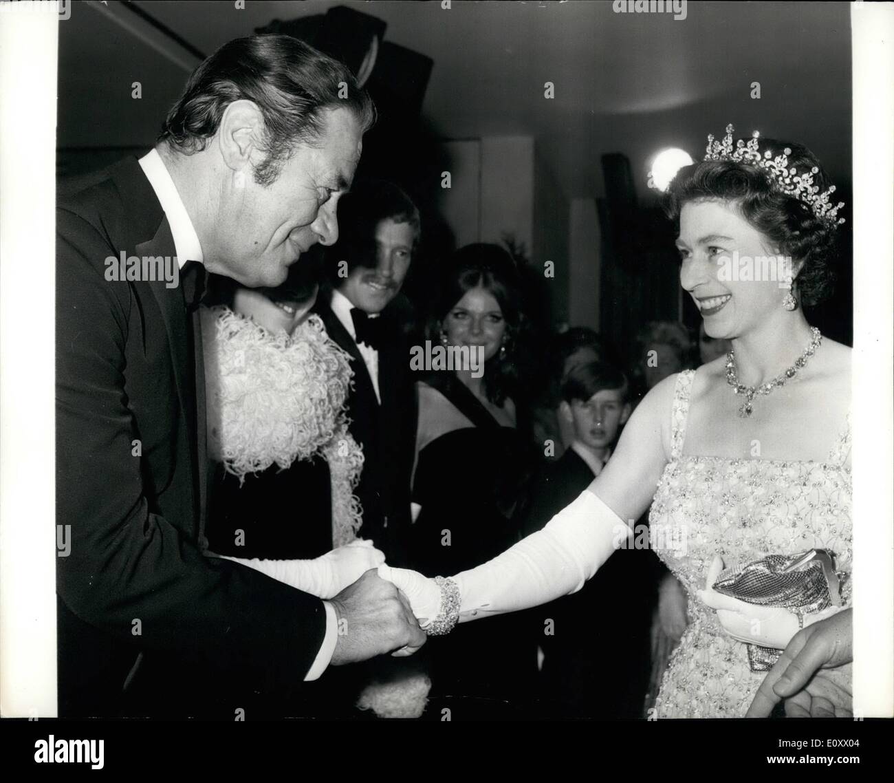 12. Dezember 1967 - trifft die Königin der Sterne. : Königin Elizabeth II. ist Schauspieler Rex Harrison, Star des Films "Doctor Dolittle" Wenn sie die Premiere Ausstrahlung des Films im Kino Odeon, London, letzte Nacht besuchte eingeführt. Das komplett-Ticket zeigen wurde zugunsten der British Empire Krebs Kampagne Nächstenliebe. Stockfoto